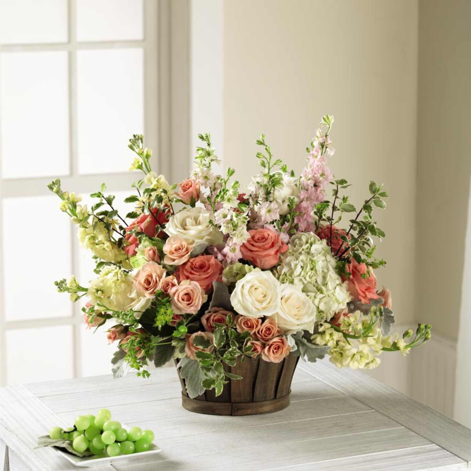 White and salmon roses made the eyes dance while surrounded by  White and salmon roses made the eyes dance while surrounded by