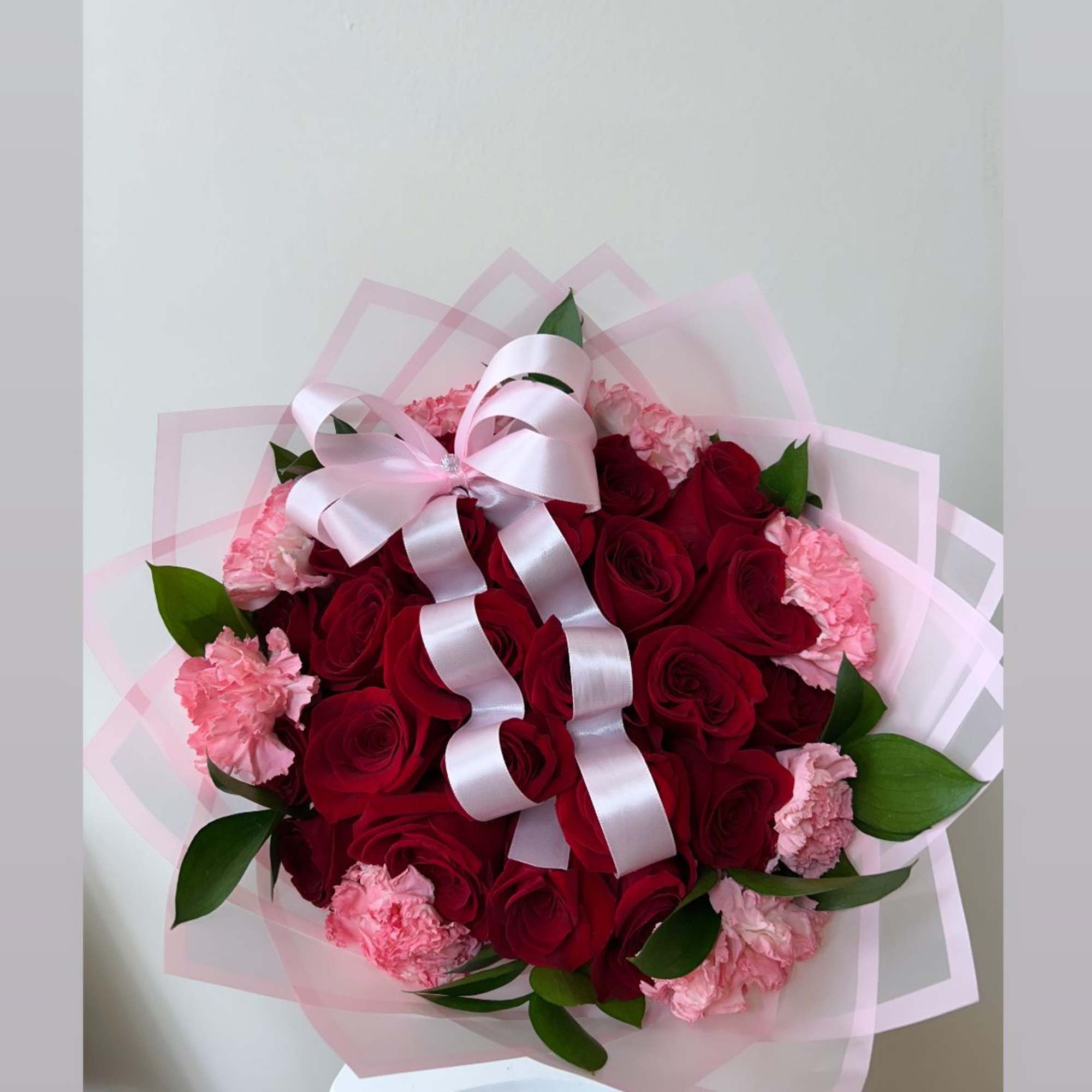 Bouquet with Rusco carnations, a beautiful detail to surprise,
STANDARD 25 ROSES
DELUXE 36 Bouquet with Rusco carnations, a beautiful detail to surprise,
STANDARD 25 ROSES
DELUXE 36