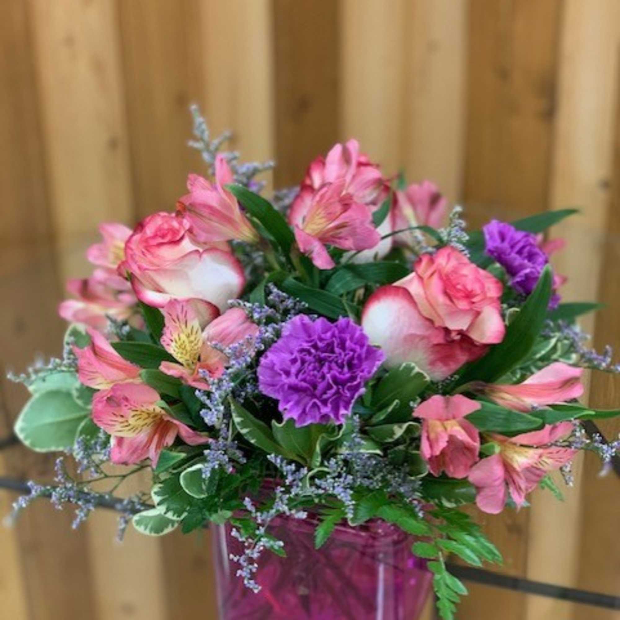 Short vase with roses, daisies and miniature carnations. Designed at Haehn Florist Short vase with roses, daisies and miniature carnations. Designed at Haehn Florist