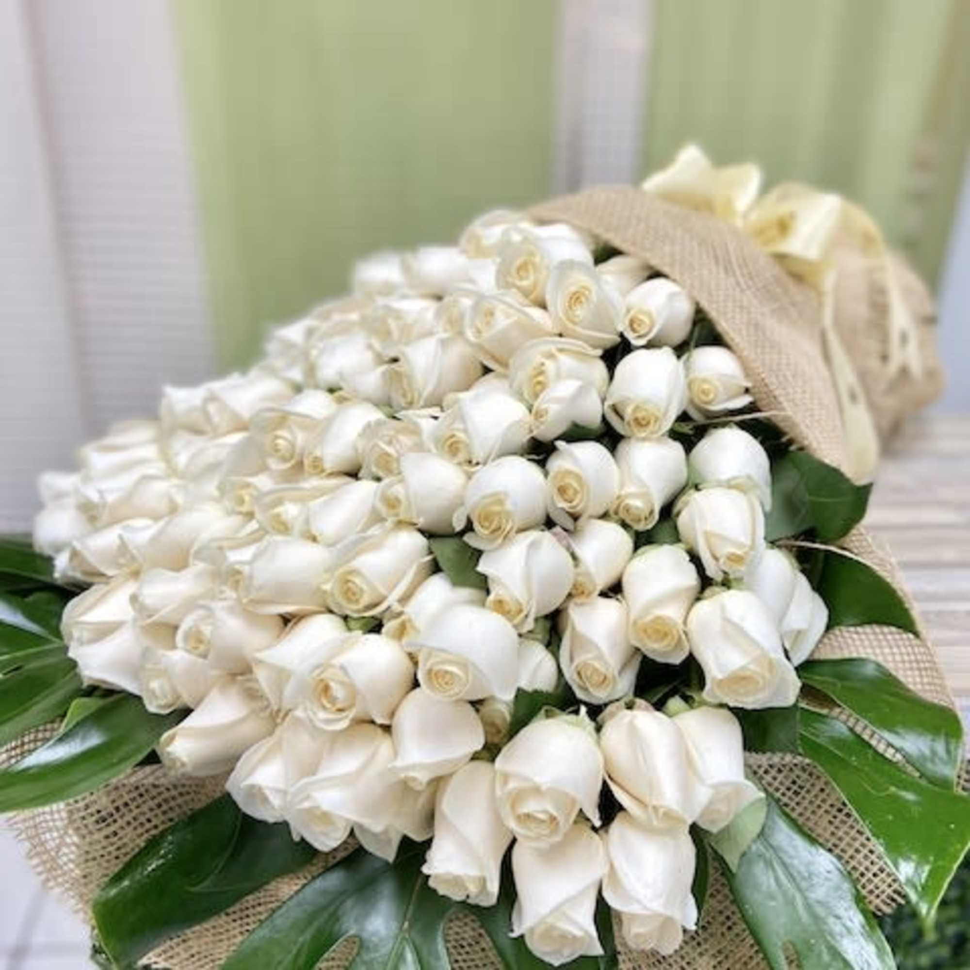 100 Roses Burlap, Handheld Bouquet