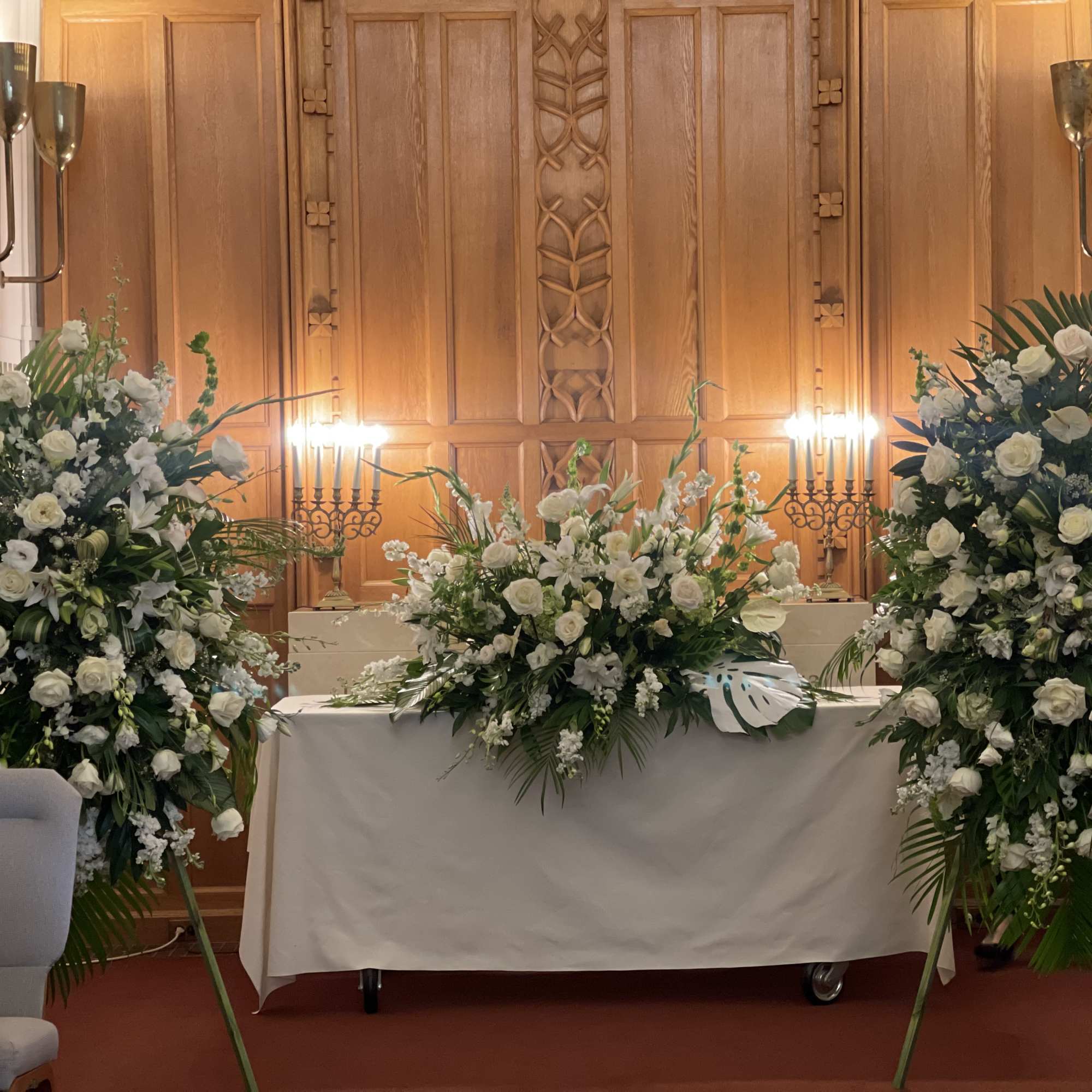 An all white tribute, this funeral spray is pure and tranquil. Featuring