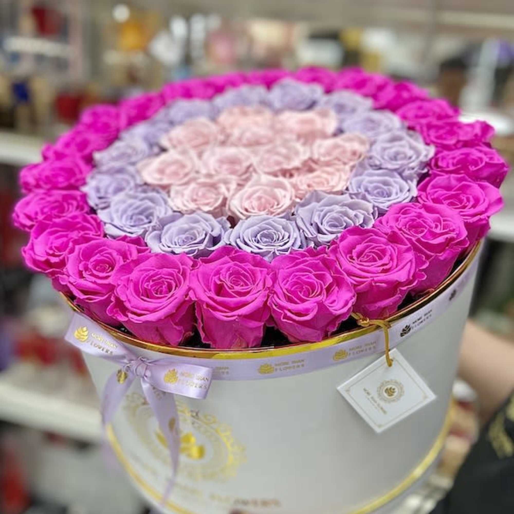 Magna Round Box Eternal Roses: We stopped the clock for our preserved