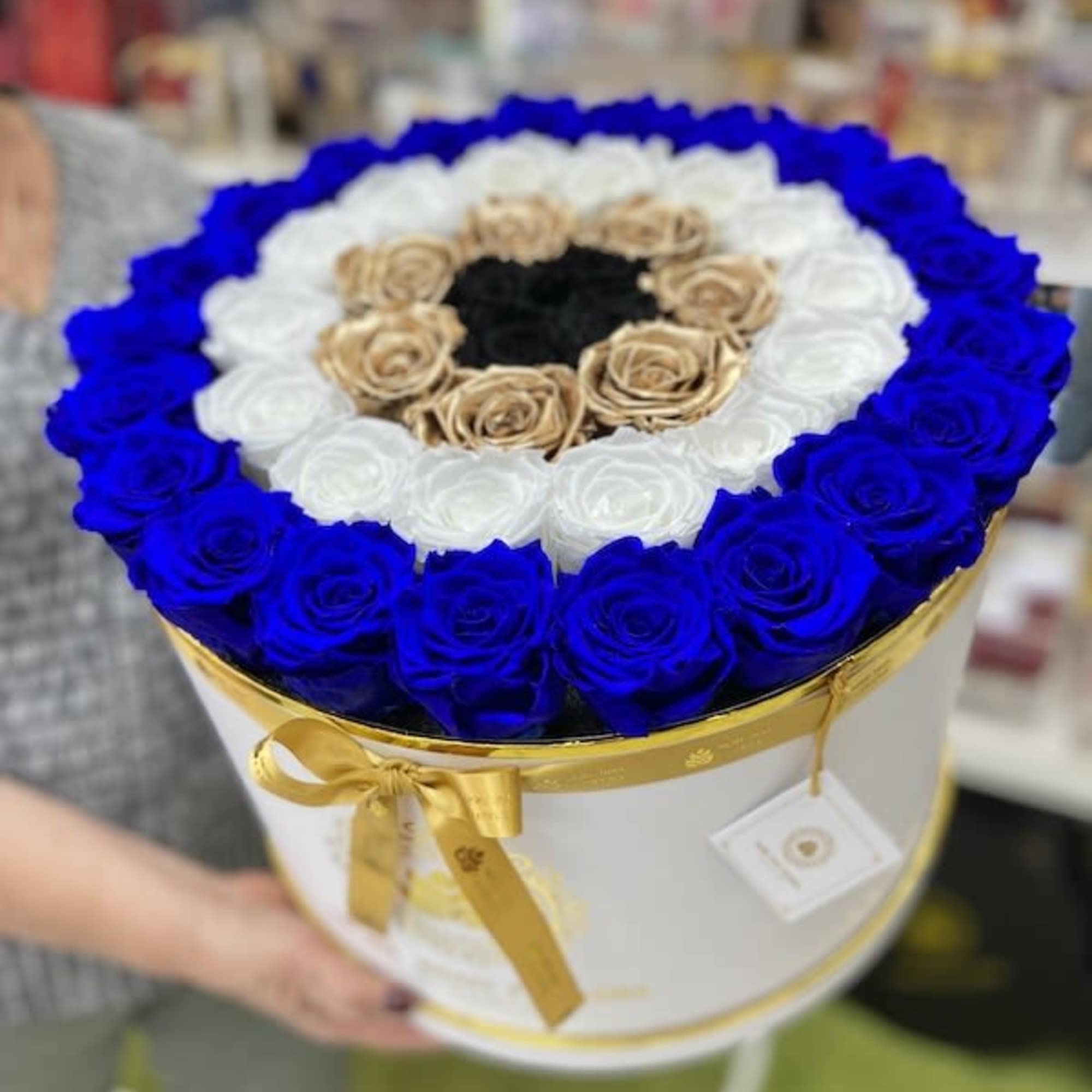 Magna Round Box Eternal Roses: We stopped the clock for our preserved