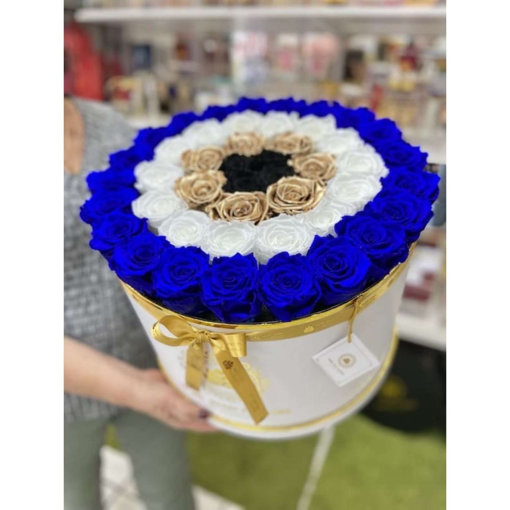 Magna Round Box Eternal Roses: We stopped the clock for our preserved