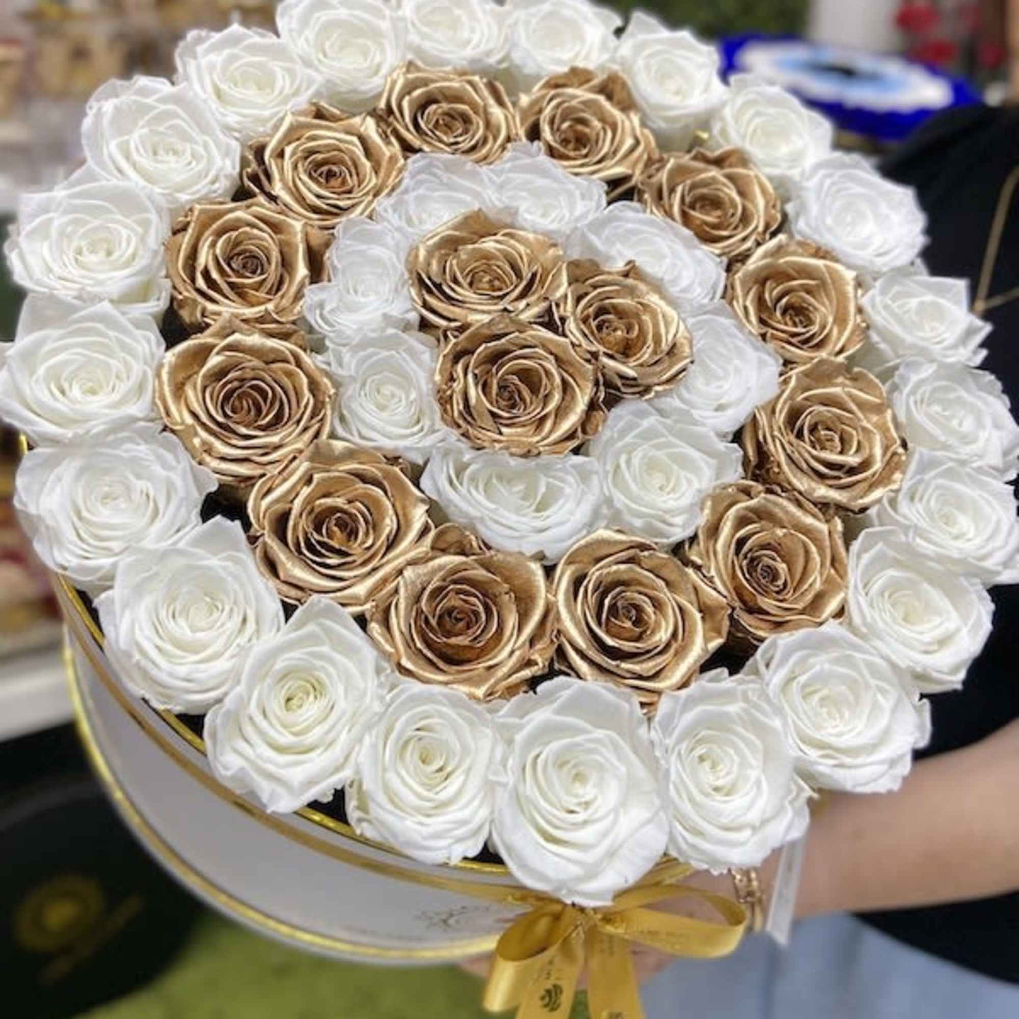 Magna Round Box Eternal Roses: We stopped the clock for our preserved