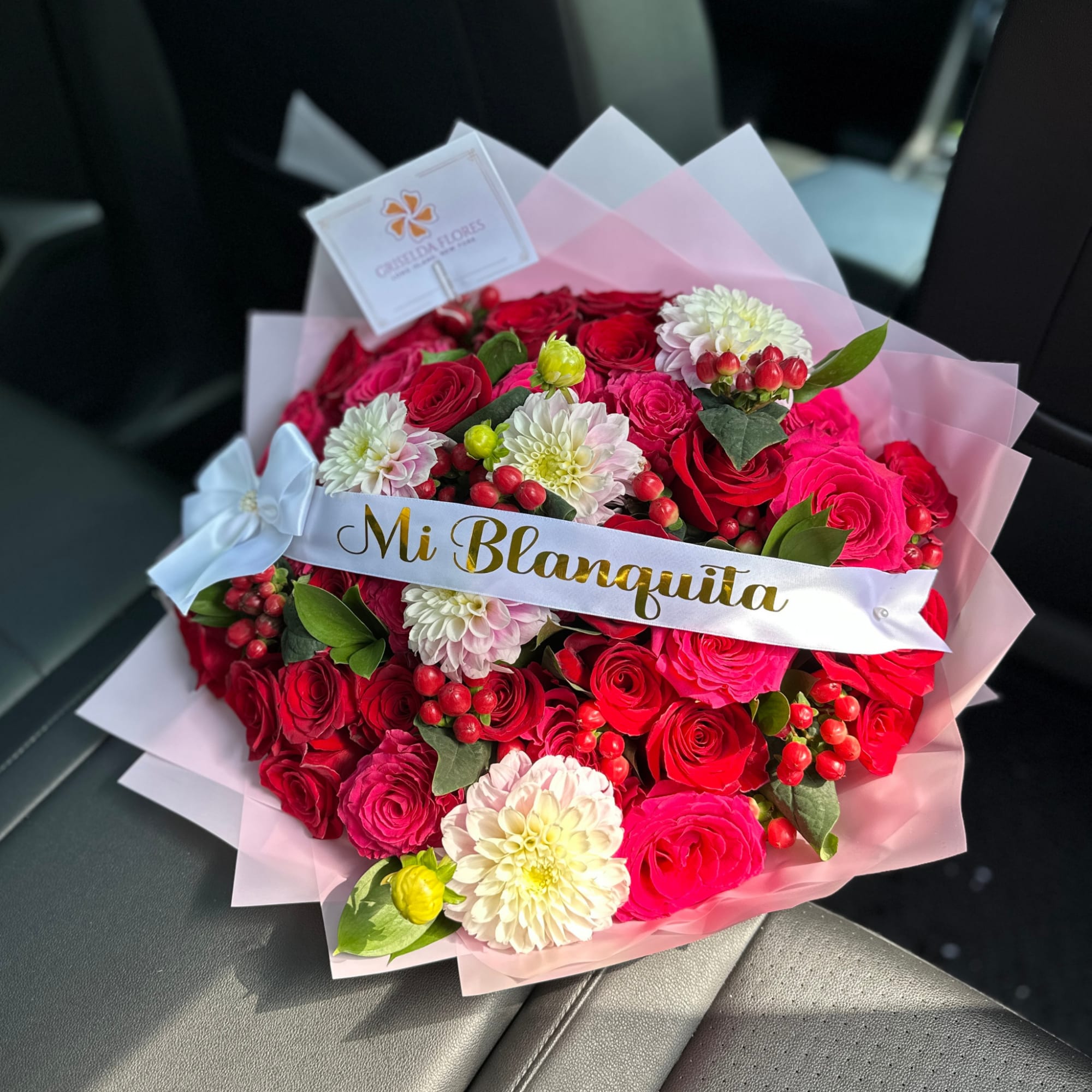 Ramo de rosas y dahlias incluye el list&oacute;n con texto personalizado. Escribe