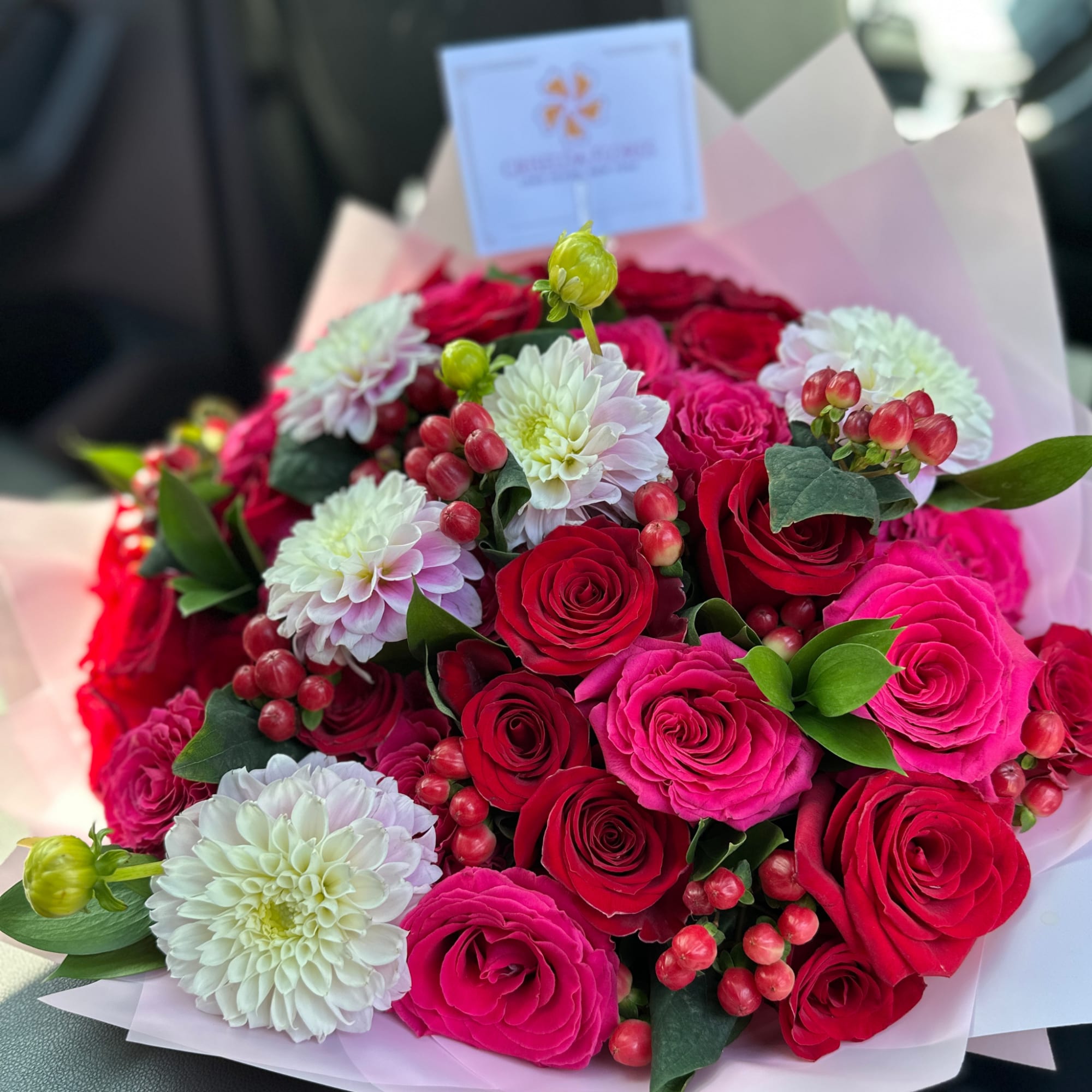 Ramo de rosas y dahlias incluye el list&oacute;n con texto personalizado. Escribe