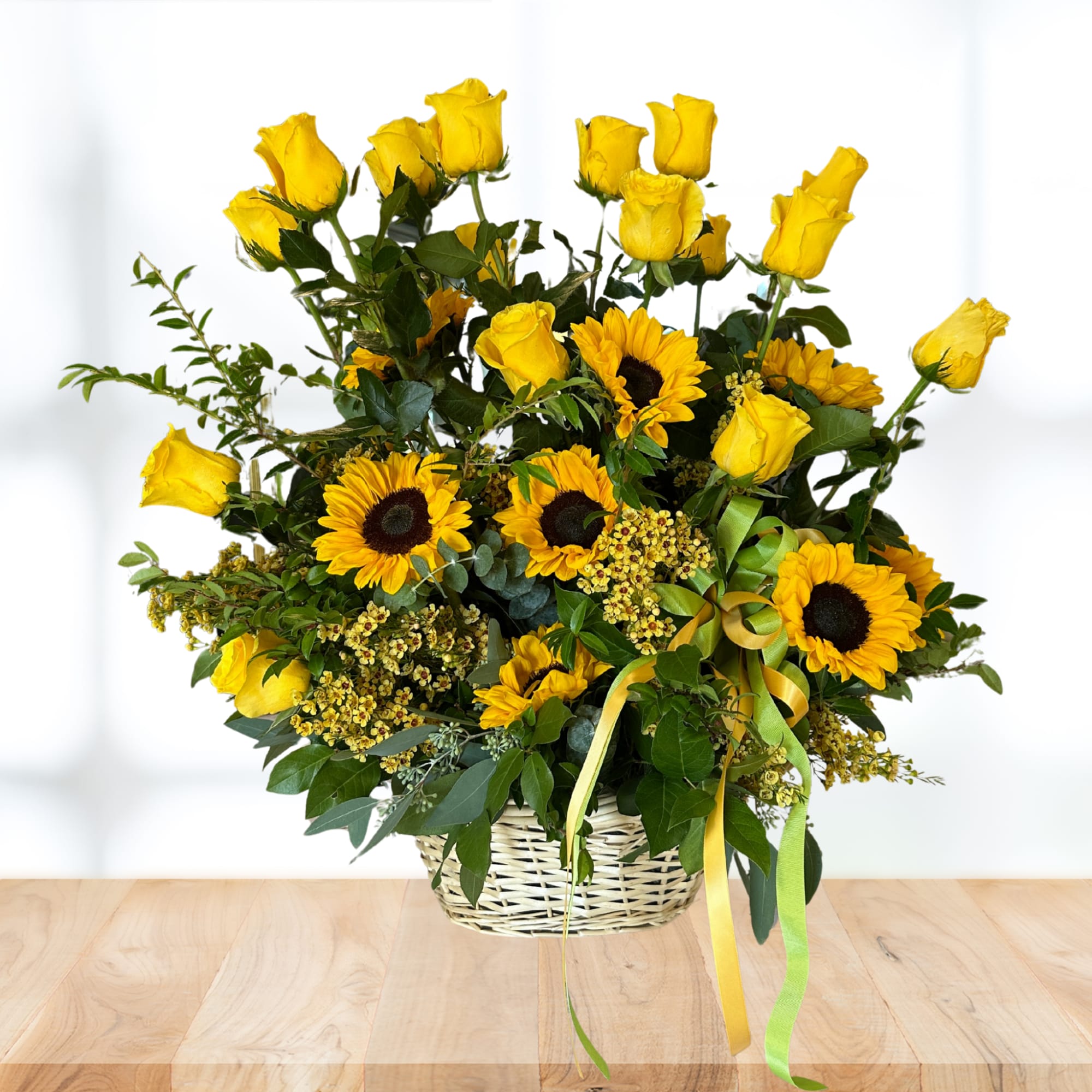 Esta es una hermosa composici&oacute;n de rosas y girasoles creada en una