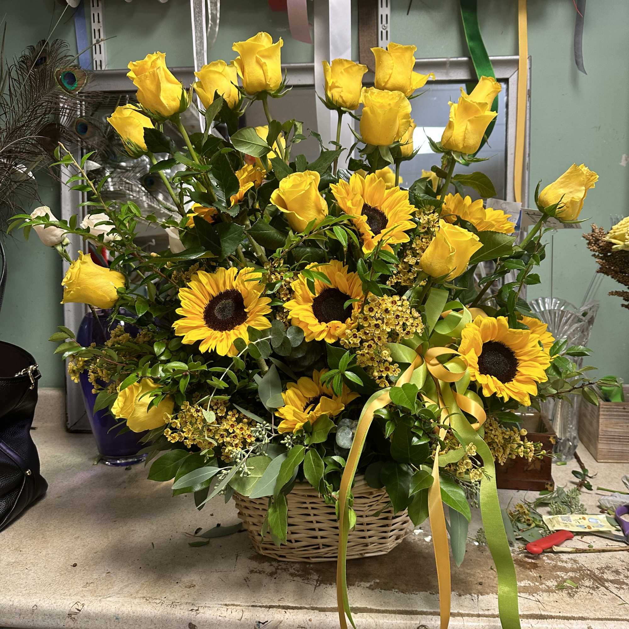 Esta es una hermosa composici&oacute;n de rosas y girasoles creada en una