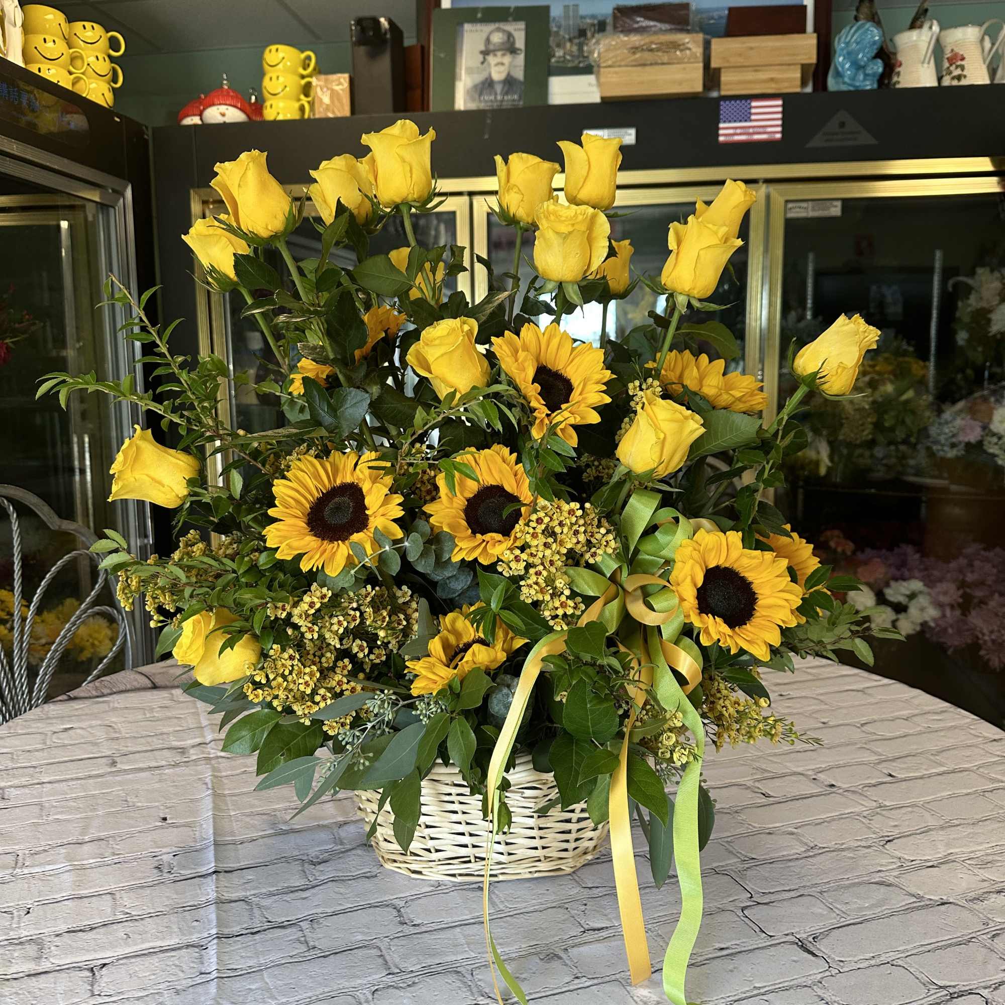 Esta es una hermosa composici&oacute;n de rosas y girasoles creada en una