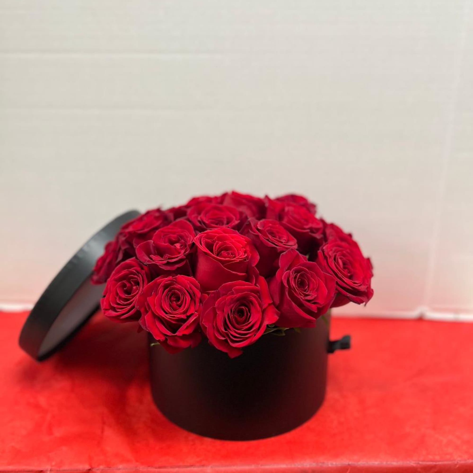 Check out this new modern popular look for rose arrangements! A large Check out this new modern popular look for rose arrangements! A large