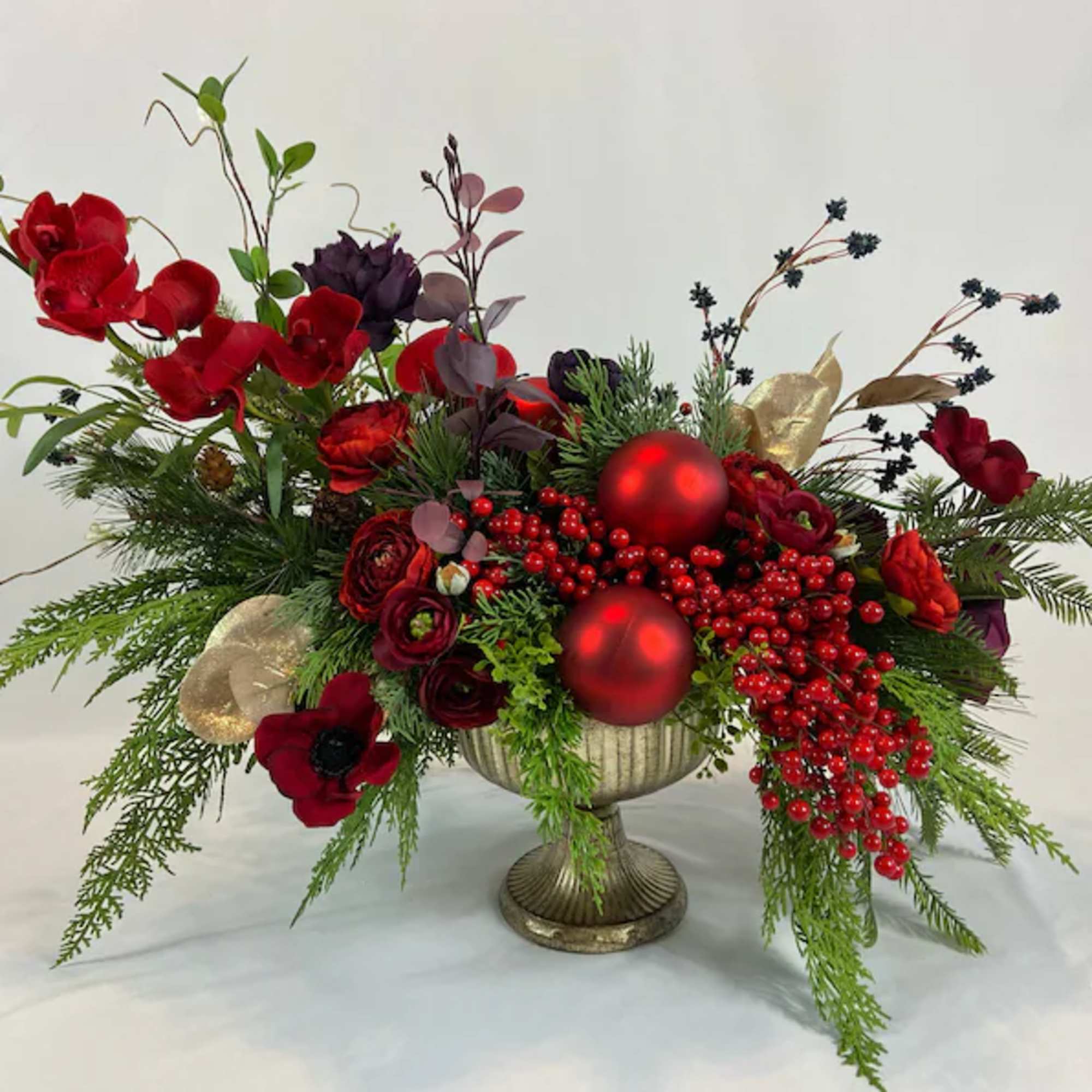 Celebrating Holiday in style ! Gorgeous centrepiece will impress you and your