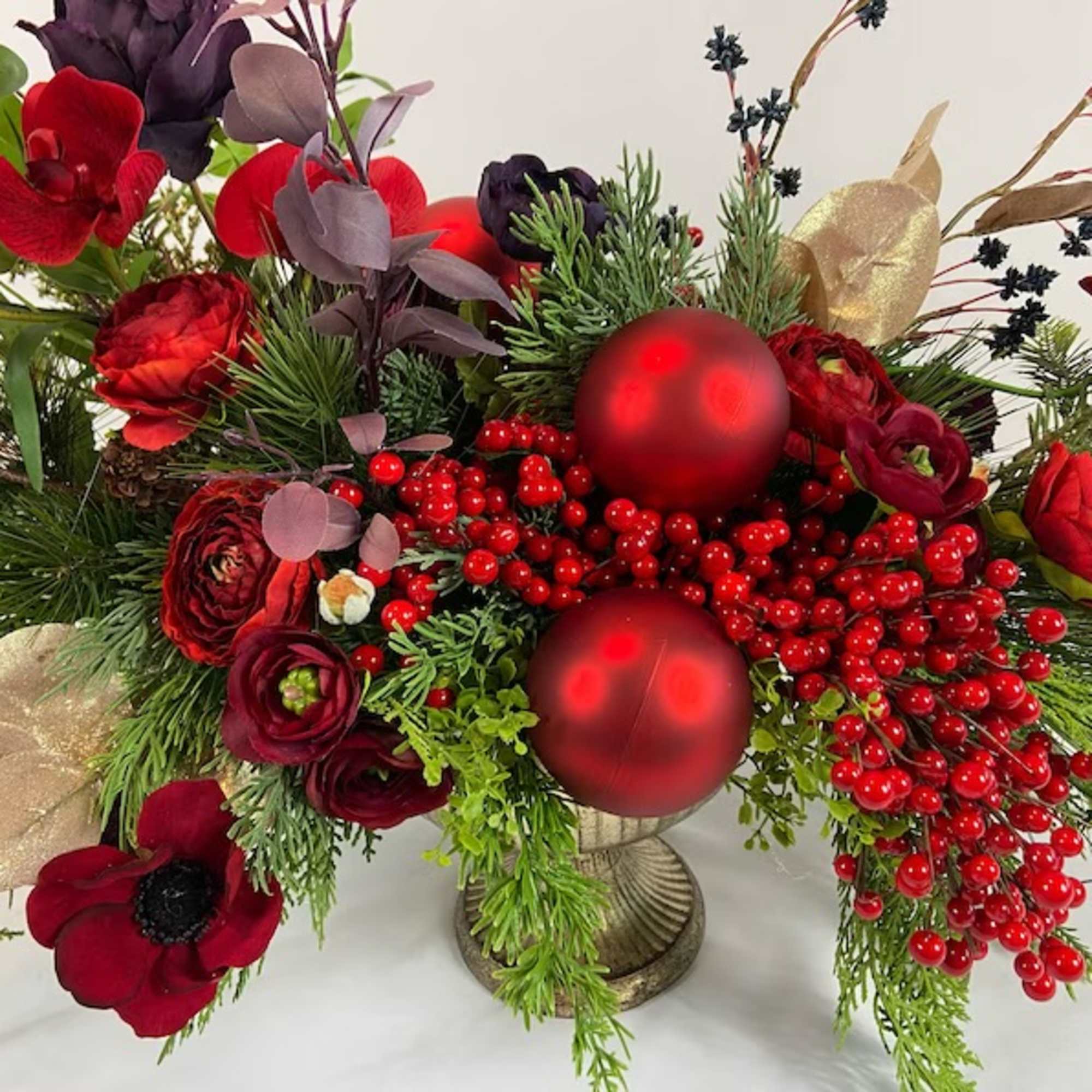 Celebrating Holiday in style ! Gorgeous centrepiece will impress you and your