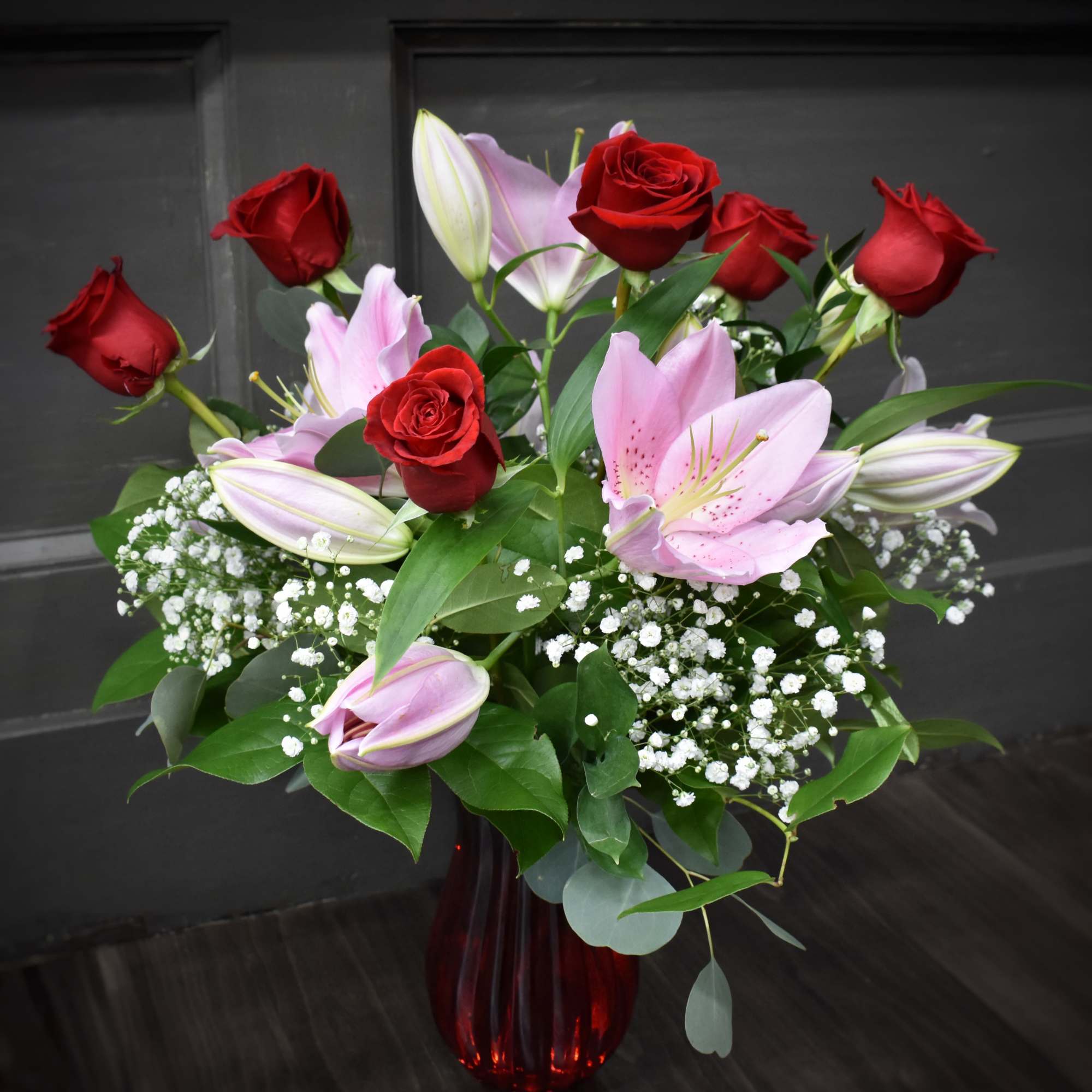 One of our most popular designs, this bouquet is designed in a One of our most popular designs, this bouquet is designed in a