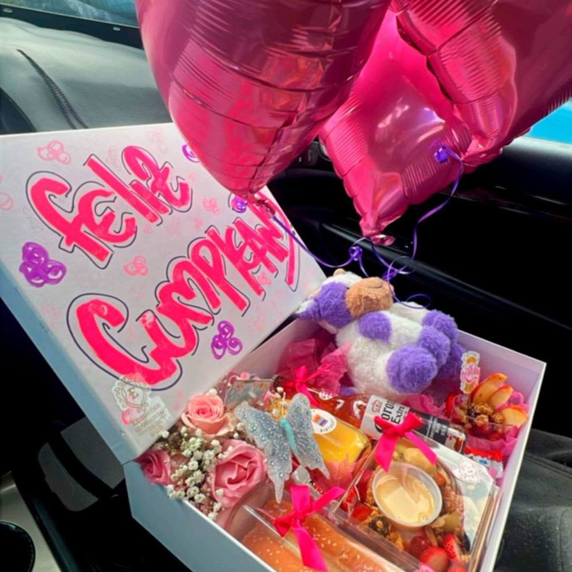 Desayuno sorpresa elaborado con peluchito, corona, jugo de naranja, sandwich, ensalada de