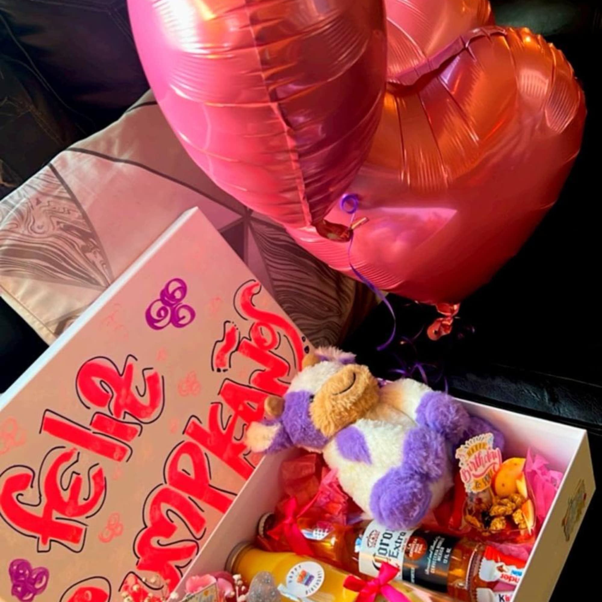 Desayuno sorpresa elaborado con peluchito, corona, jugo de naranja, sandwich, ensalada de