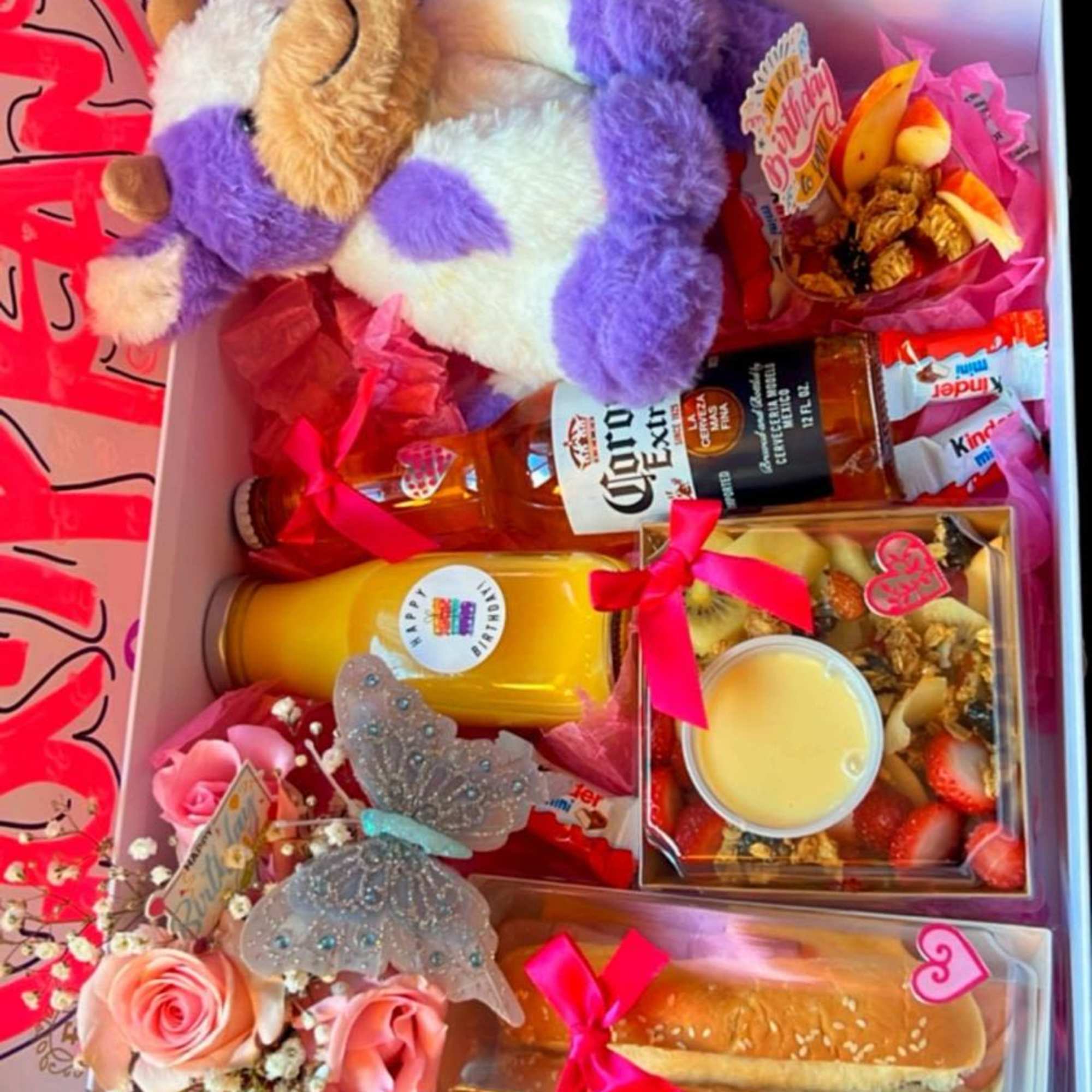 Desayuno sorpresa elaborado con peluchito, corona, jugo de naranja, sandwich, ensalada de