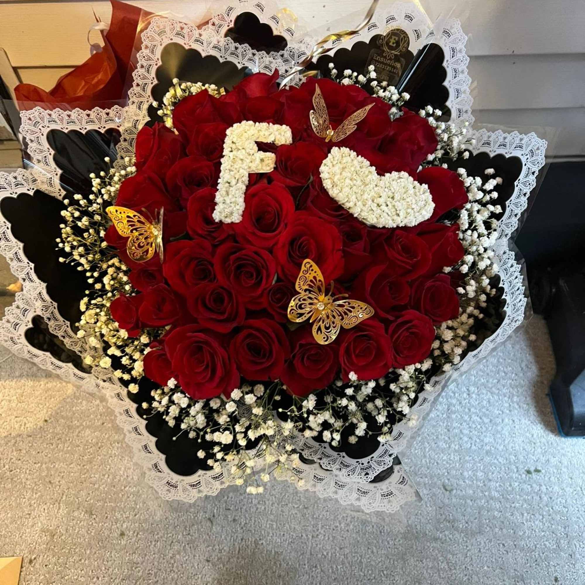 Ramo buchon elaborado con rosas rojas, gipsofilia y mariposas artificiales.