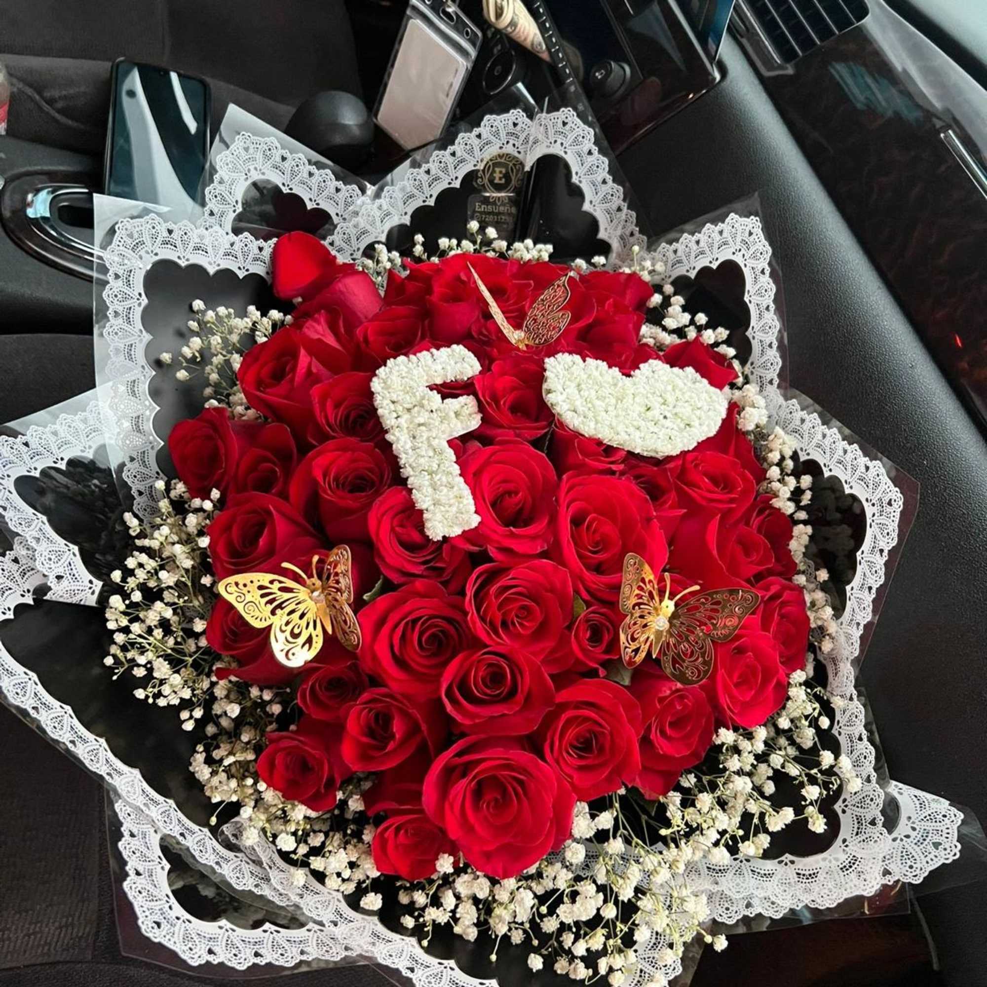 Ramo buchon elaborado con rosas rojas, gipsofilia y mariposas artificiales.