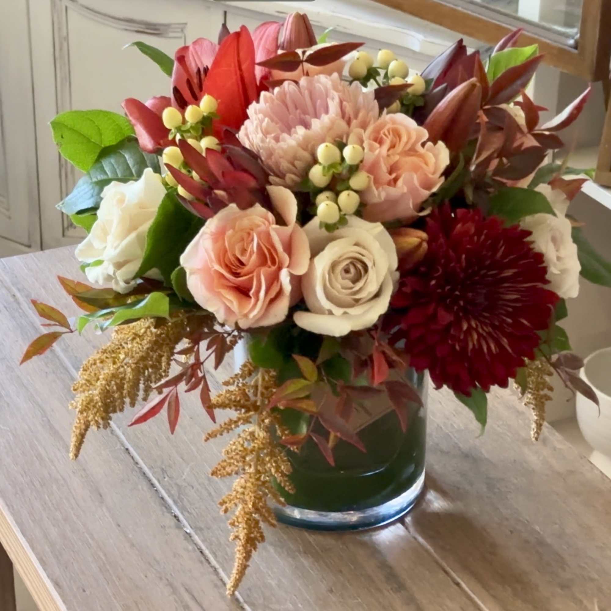 Farmhouse Arrangement &ndash; Rustic Elegance in a Vase

Bring the charm of farmhouse