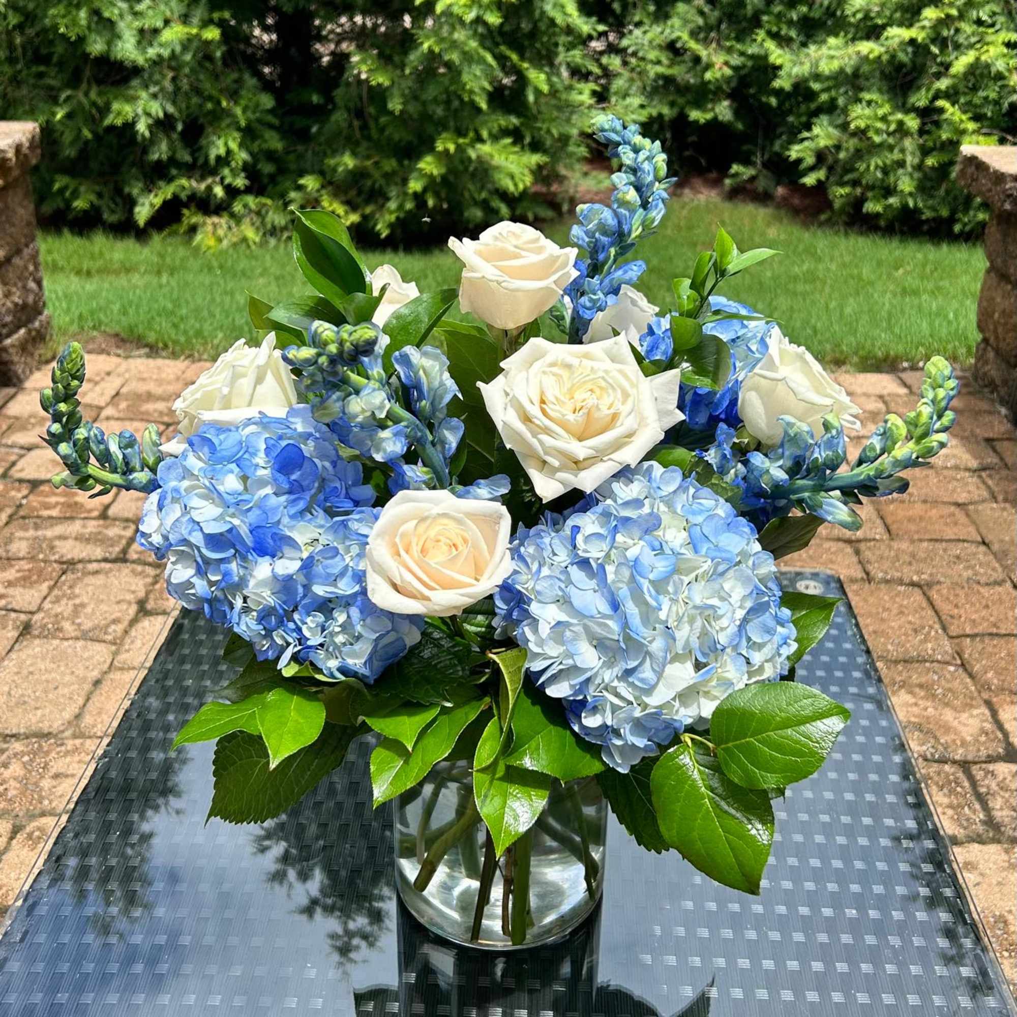 Luxury arrangements with real and fresh roses, make this arrangement a true