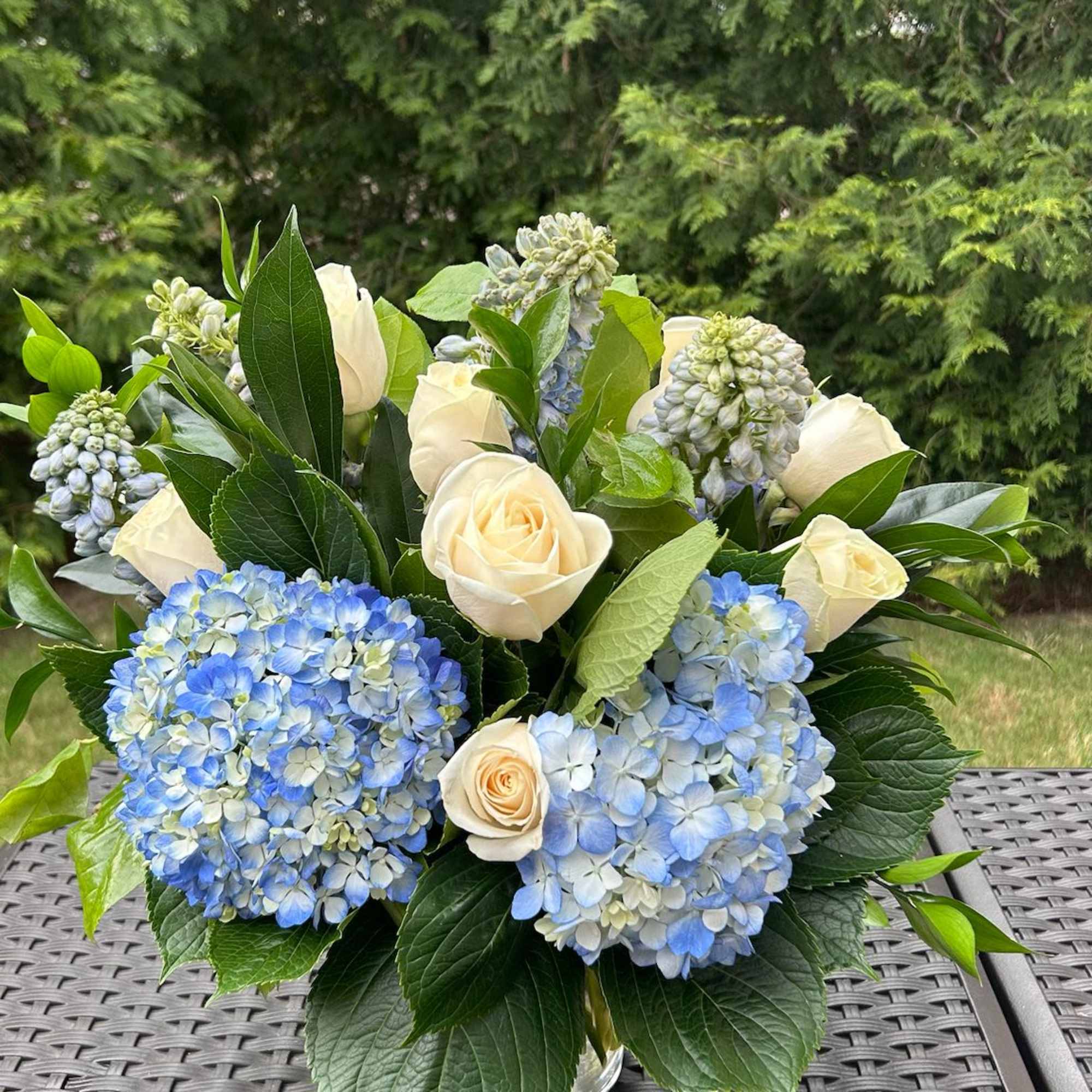 Luxury arrangements with real and fresh roses, make this arrangement a true