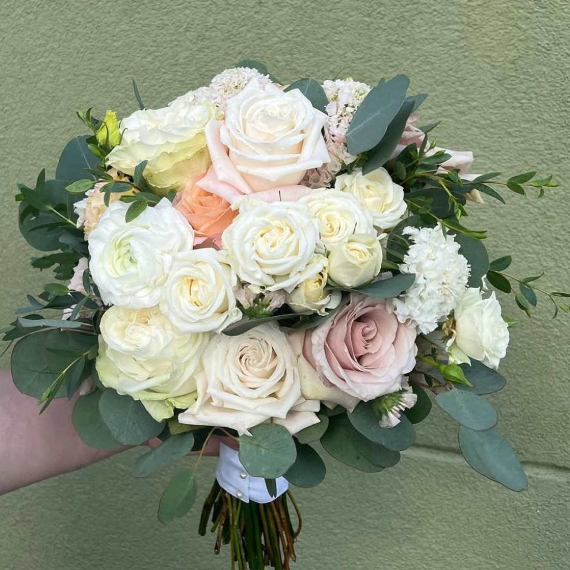 Large Bouquet &ndash; Perfect for Homecoming &amp; Prom
Make your special night unforgettable