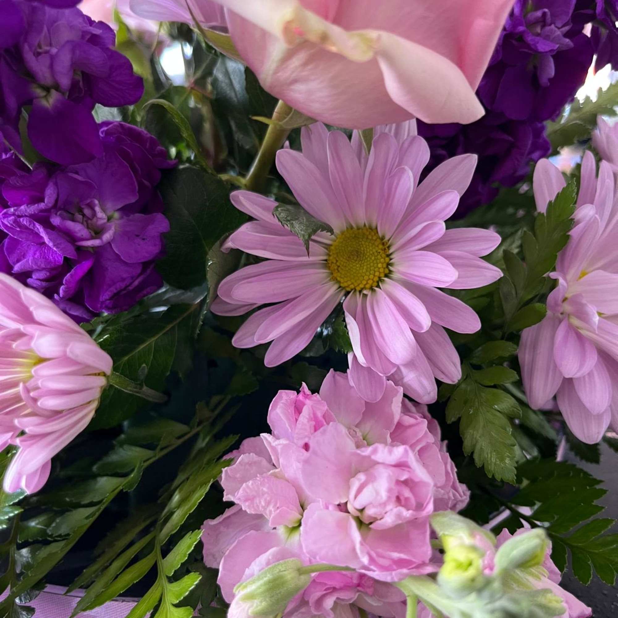 Stunning arrangment with butterflies and fresh cut premium flowers  Stunning arrangment with butterflies and fresh cut premium flowers