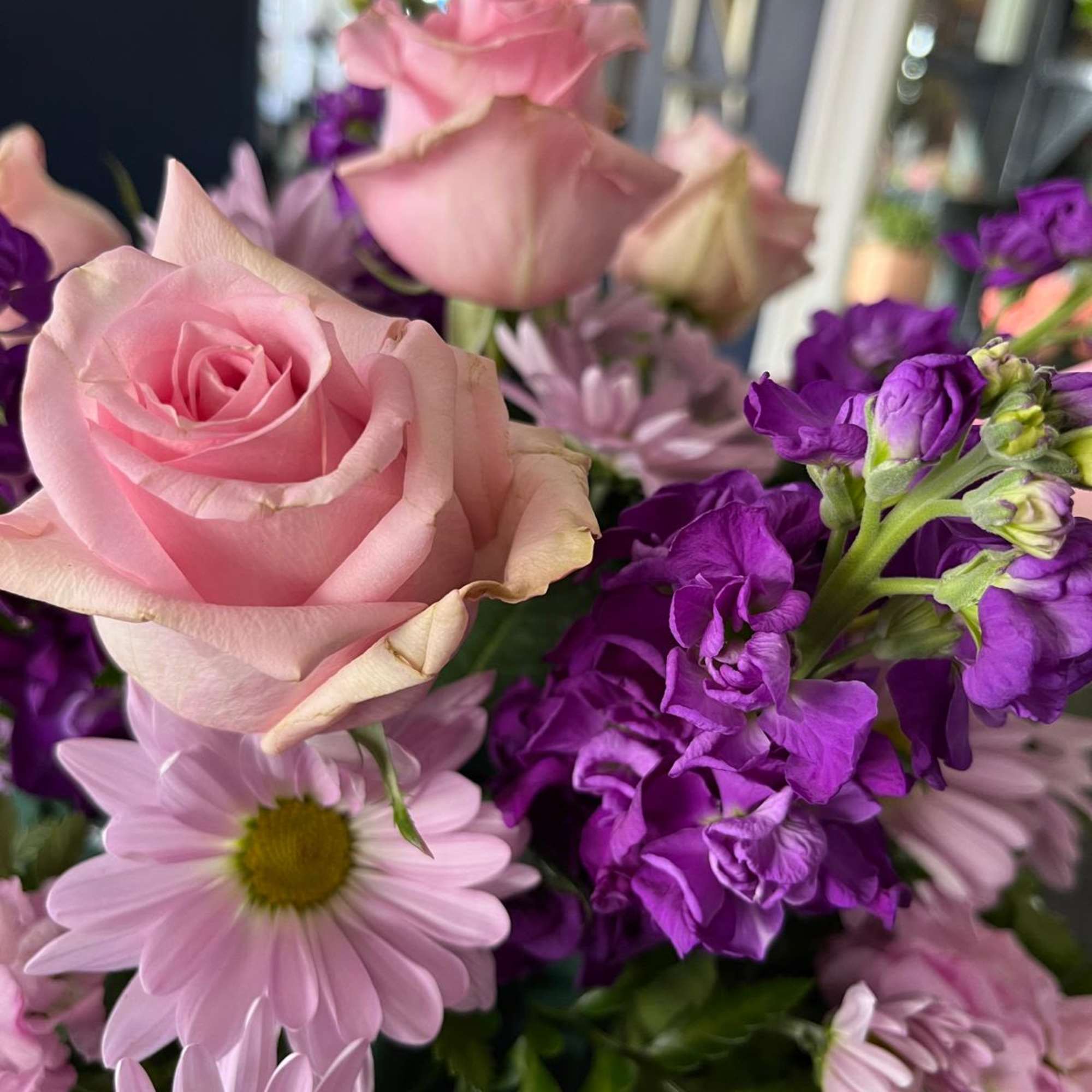 Stunning arrangment with butterflies and fresh cut premium flowers  Stunning arrangment with butterflies and fresh cut premium flowers