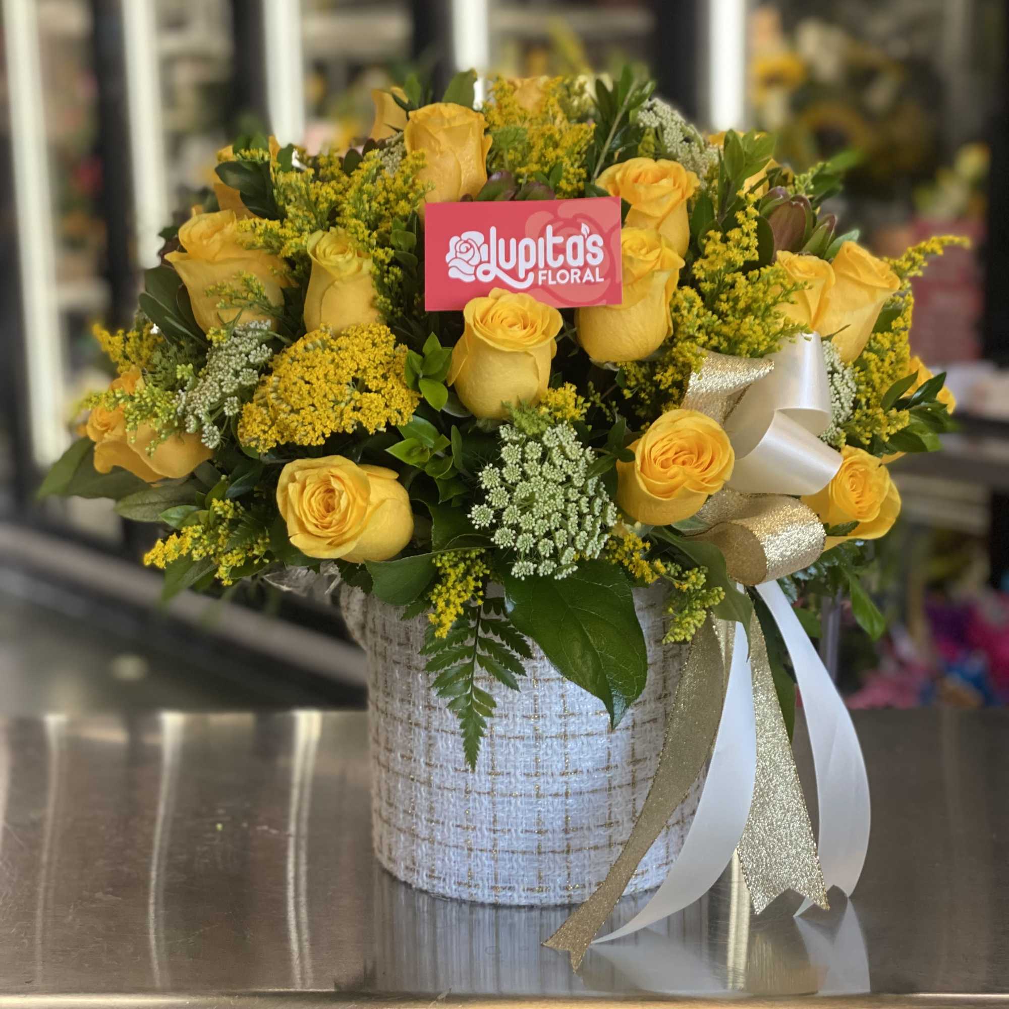 24 Roses. You can tell us your preferred colors during checkout. 
Pueden