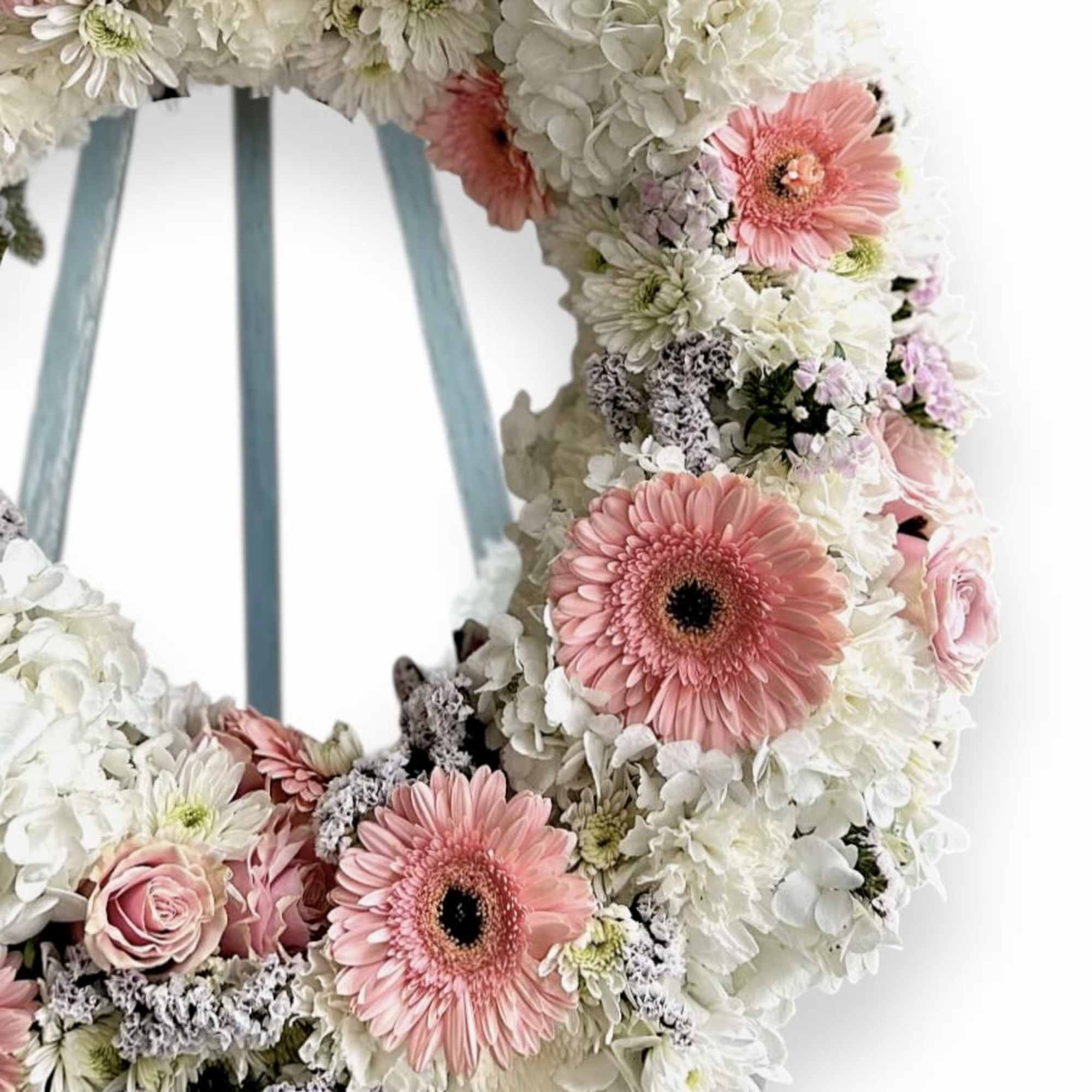 This Funeral Wreath contains:
White Hydrangea
Pink Gerbera Daisy
White Carnation
Pink Statice Pink Rose
Pink Sweet