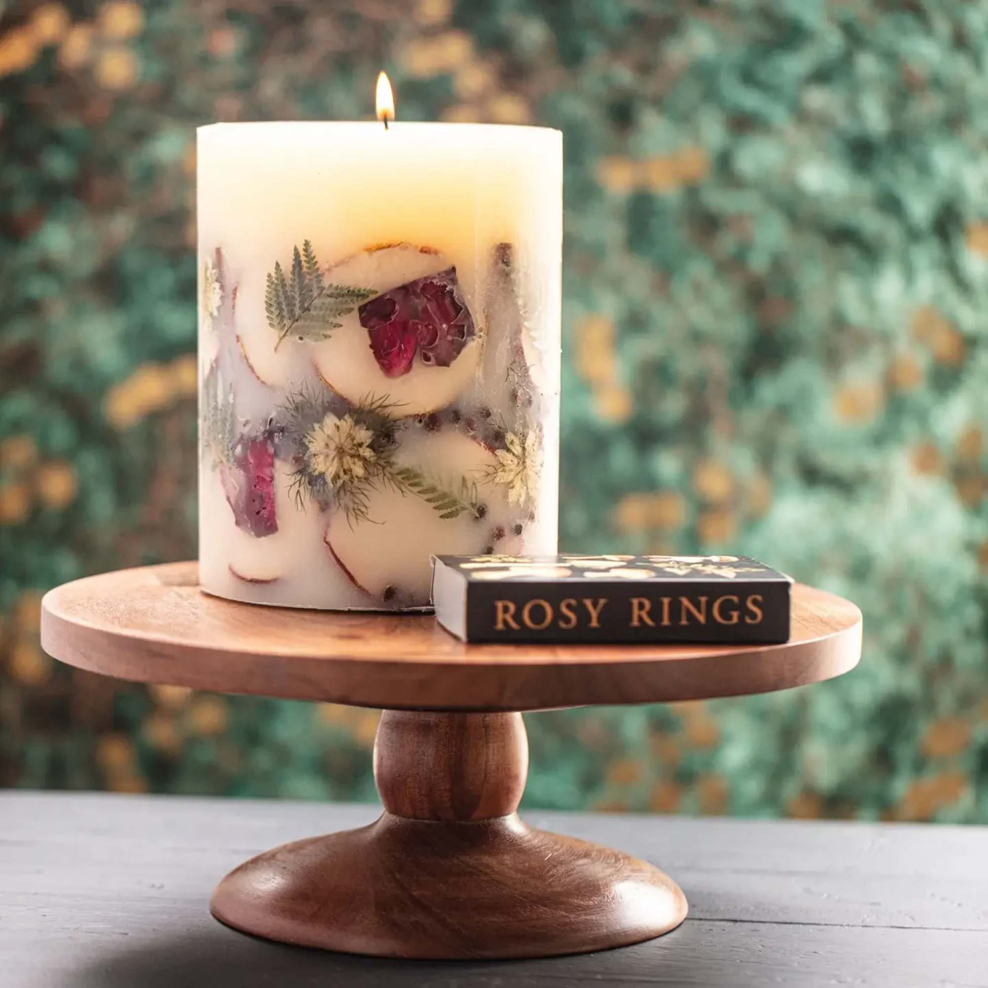 Juicy Macintosh apple and a spicy accord of cardamom, clove, nutmeg with