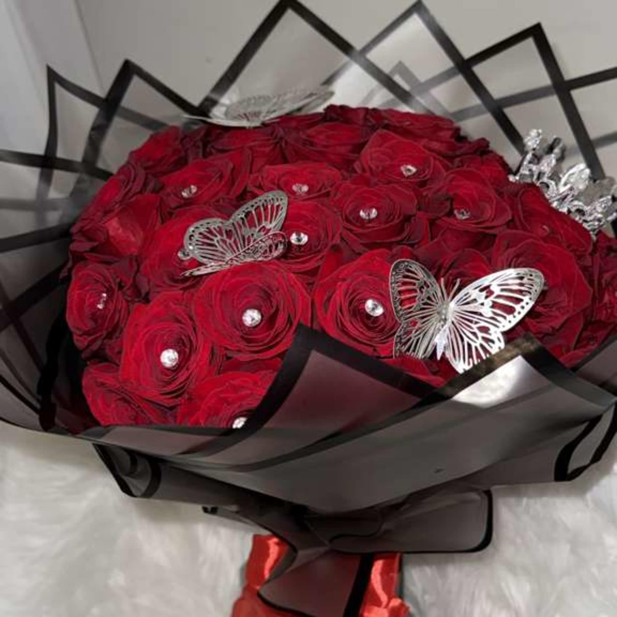 Un lujoso ramo de rosas rojas buchón con 35 flores frescas de Un lujoso ramo de rosas rojas buchón con 35 flores frescas de