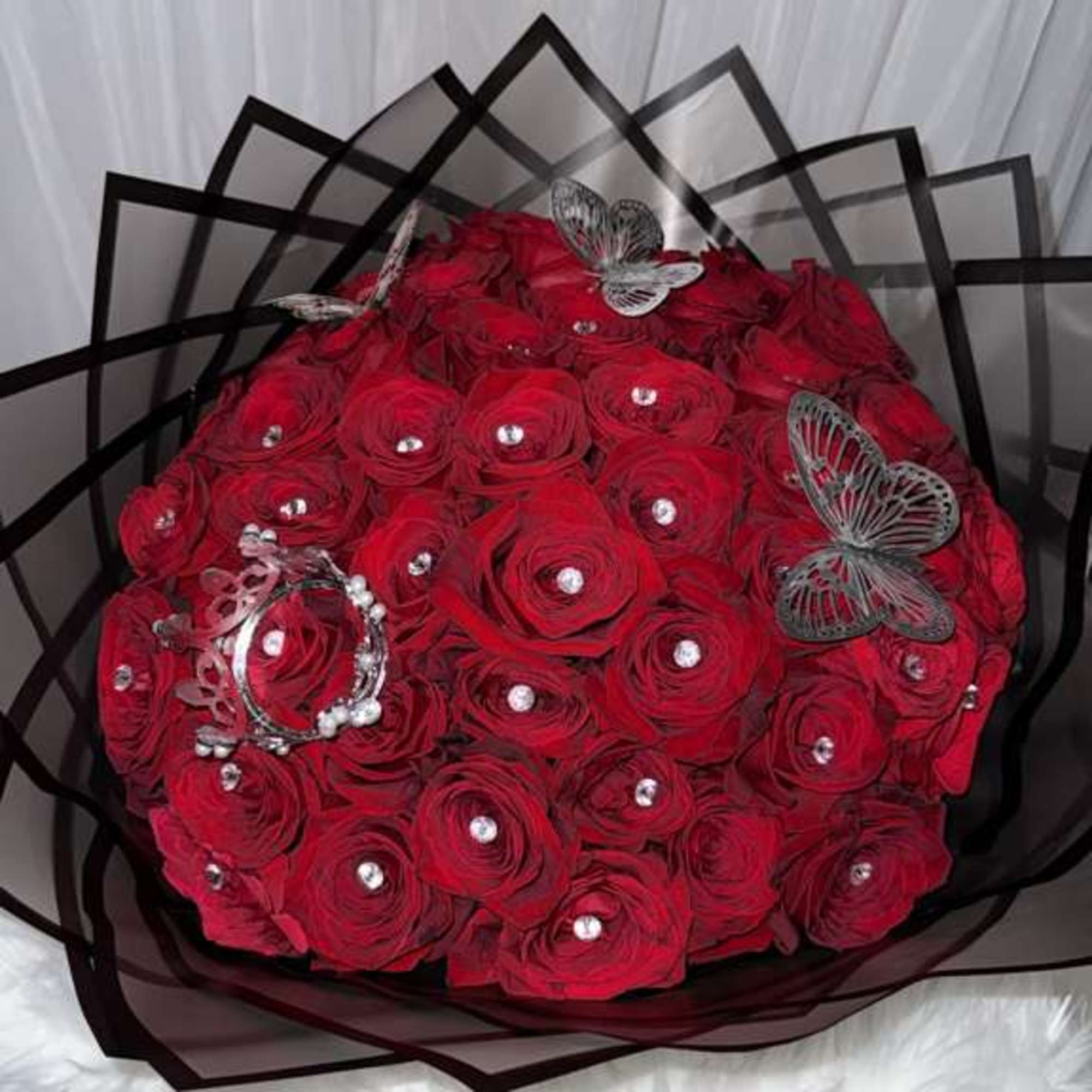 Un lujoso ramo de rosas rojas buchón con 35 flores frescas de Un lujoso ramo de rosas rojas buchón con 35 flores frescas de