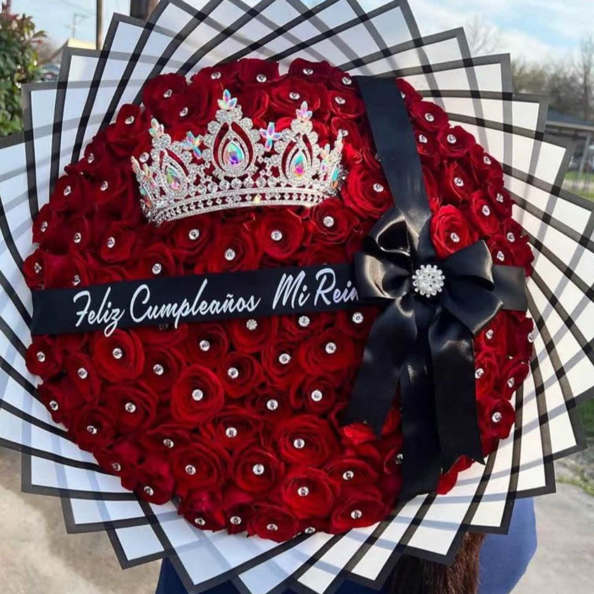 con 36 unidades 219 Y CON 60 ROSAS 300 y 80 rosas