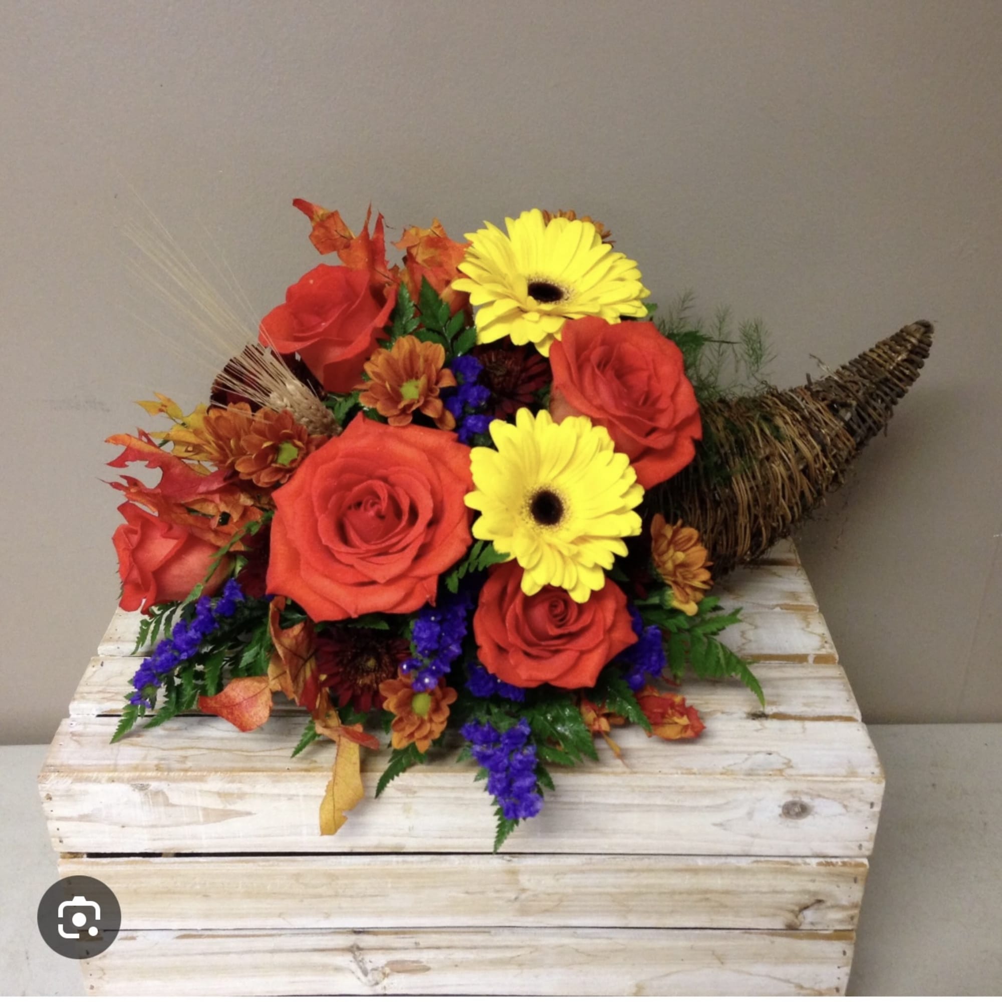 Fancy arum cornucopias with defferents types of flowers perfect for u events