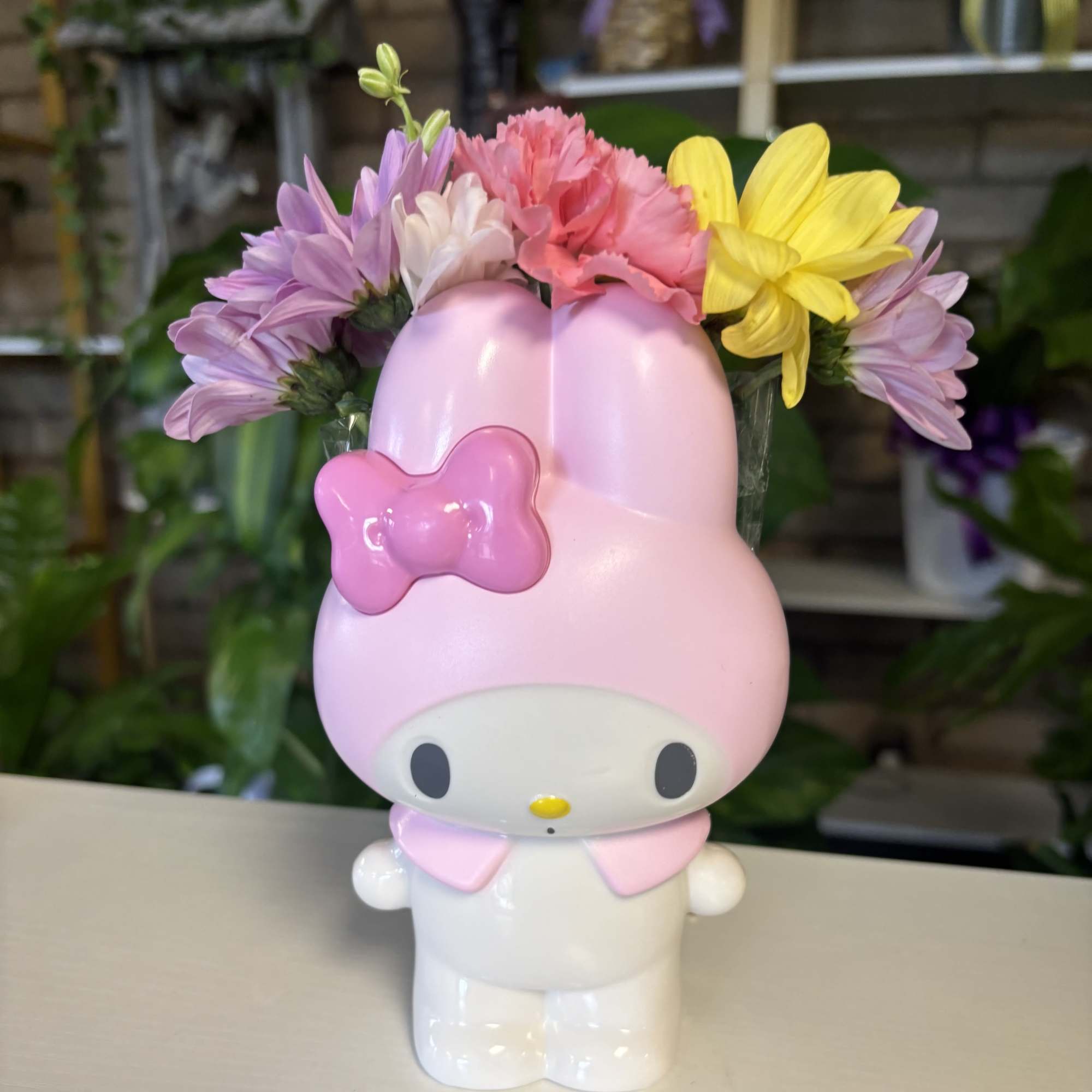 fresh flowers in my Melody plastic vase 
Hello kitty and friends 