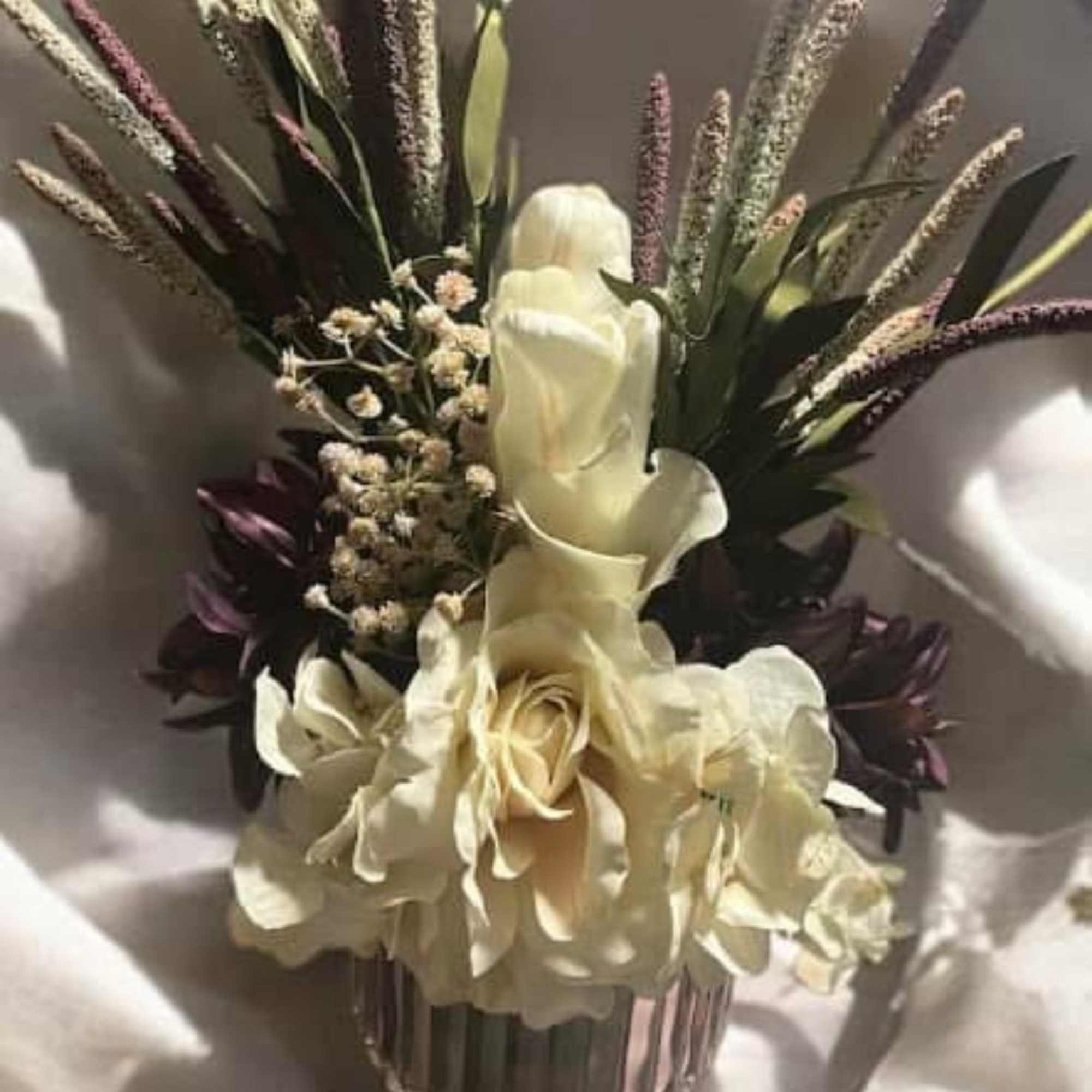 Ivory Runner with Special Vase