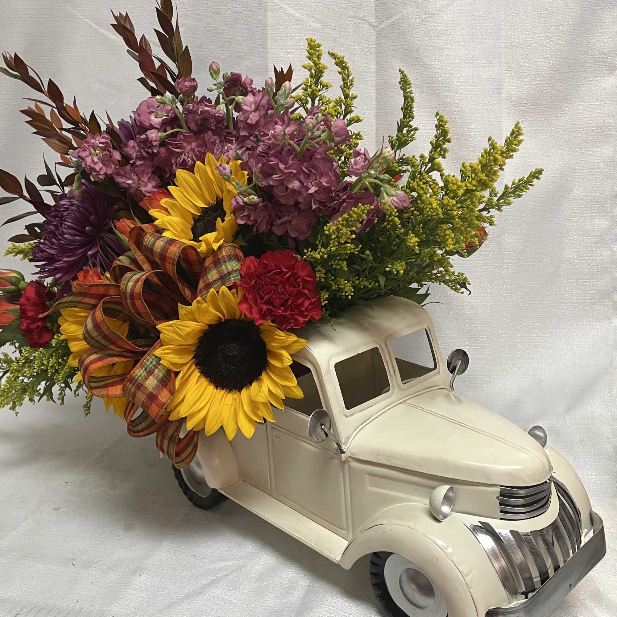 Inspired by a classic trip to the pumpkin patch, this arrangement features