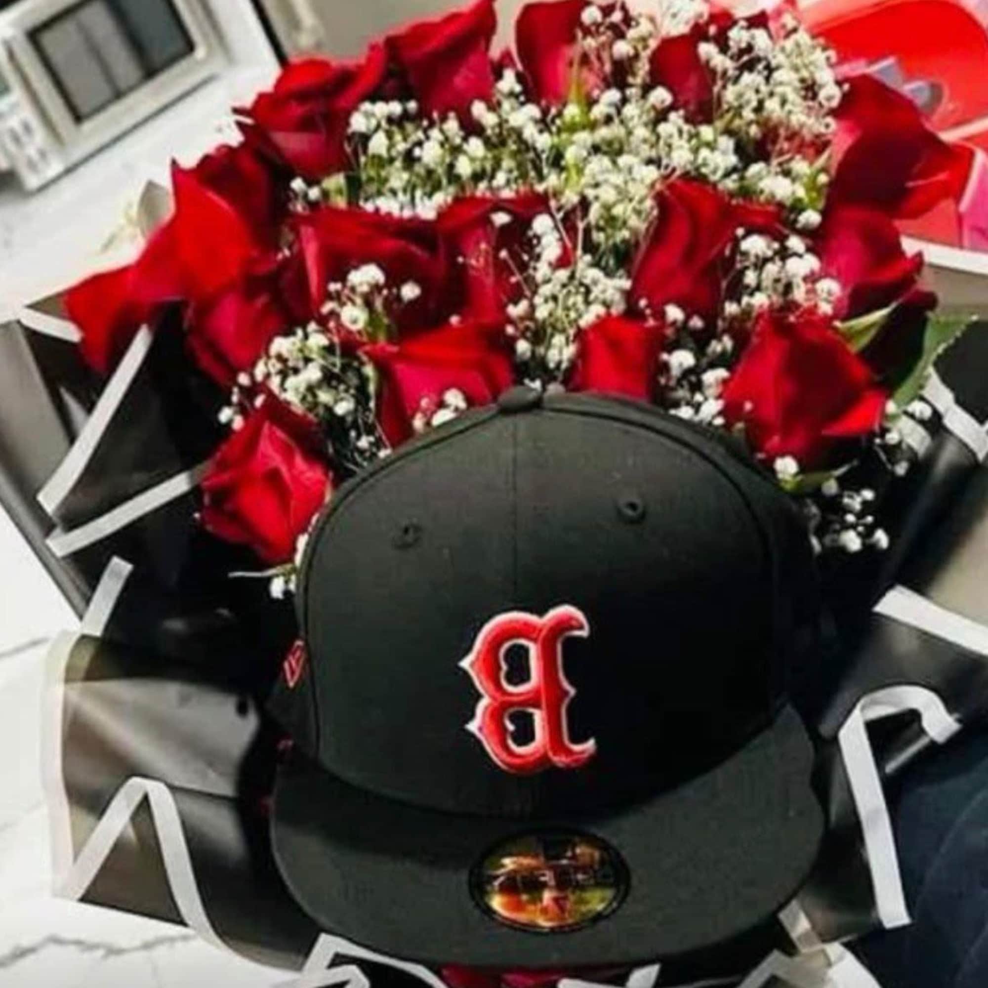 Elaborado con rosas rojas,  gipsofilia y una gorra