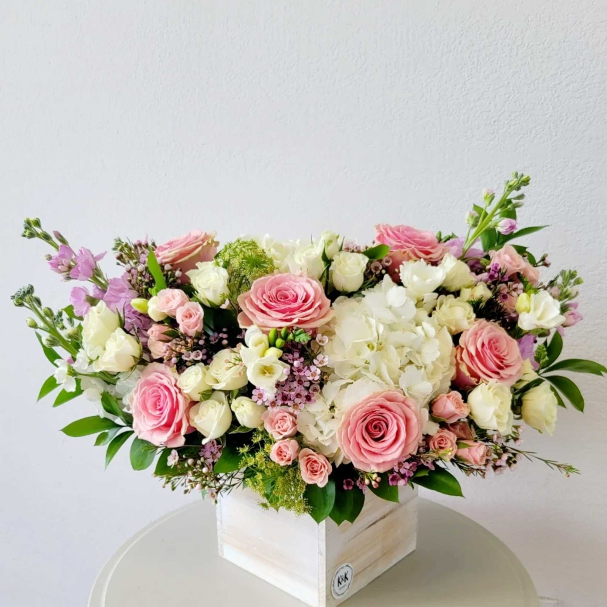 Mixed flowers, from romantic and gentle to an edgy and interesting look. Mixed flowers, from romantic and gentle to an edgy and interesting look.