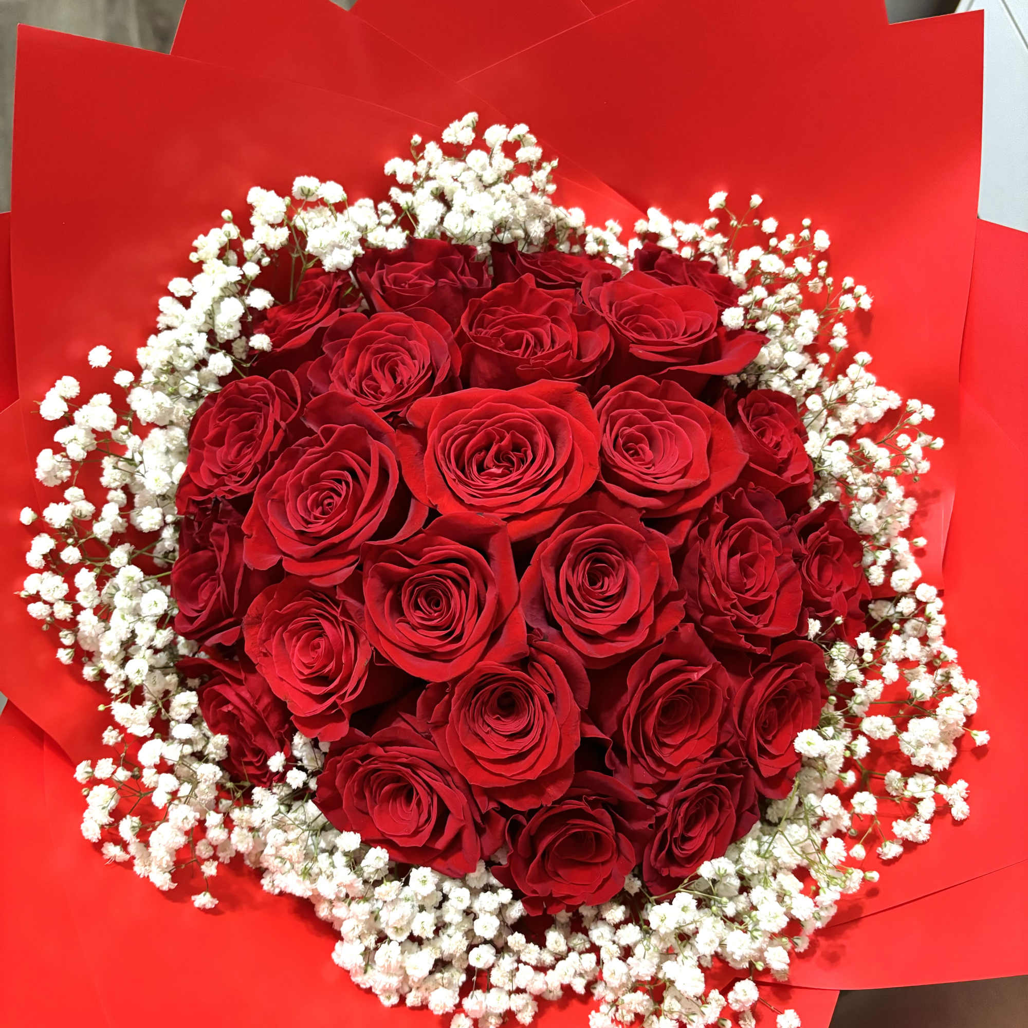 Rose bouquet with fluffy white baby breath rim
