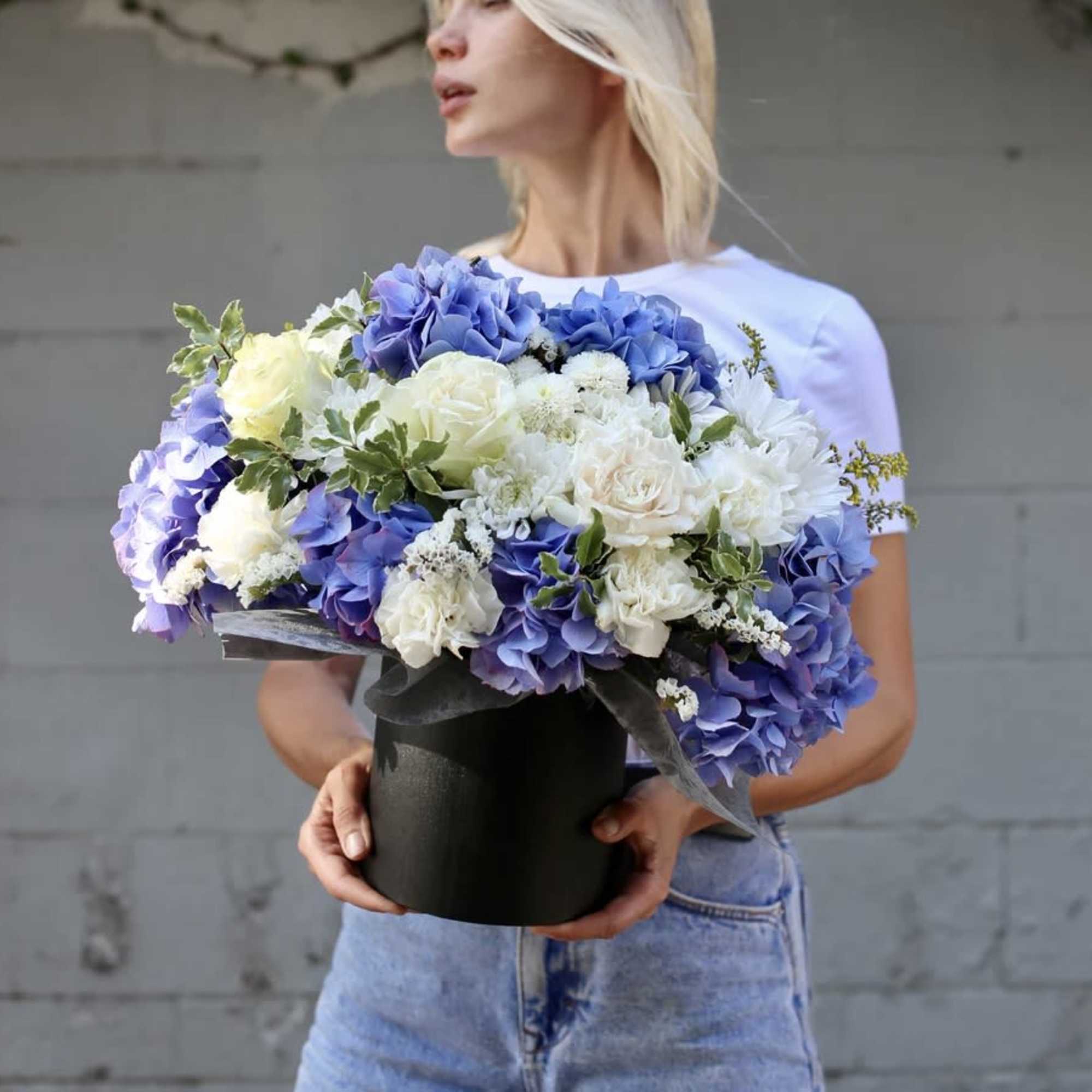 This arrangement is calm, elegant and effortlessly fresh. Blue hydrangea with white