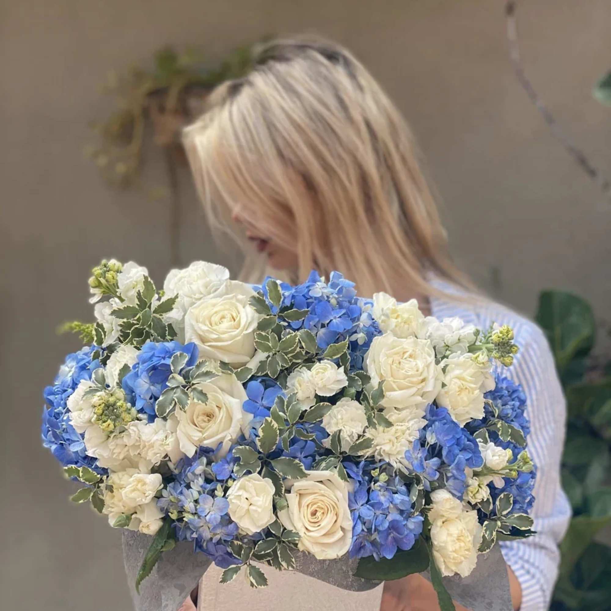 This arrangement is calm, elegant and effortlessly fresh. Blue hydrangea with white