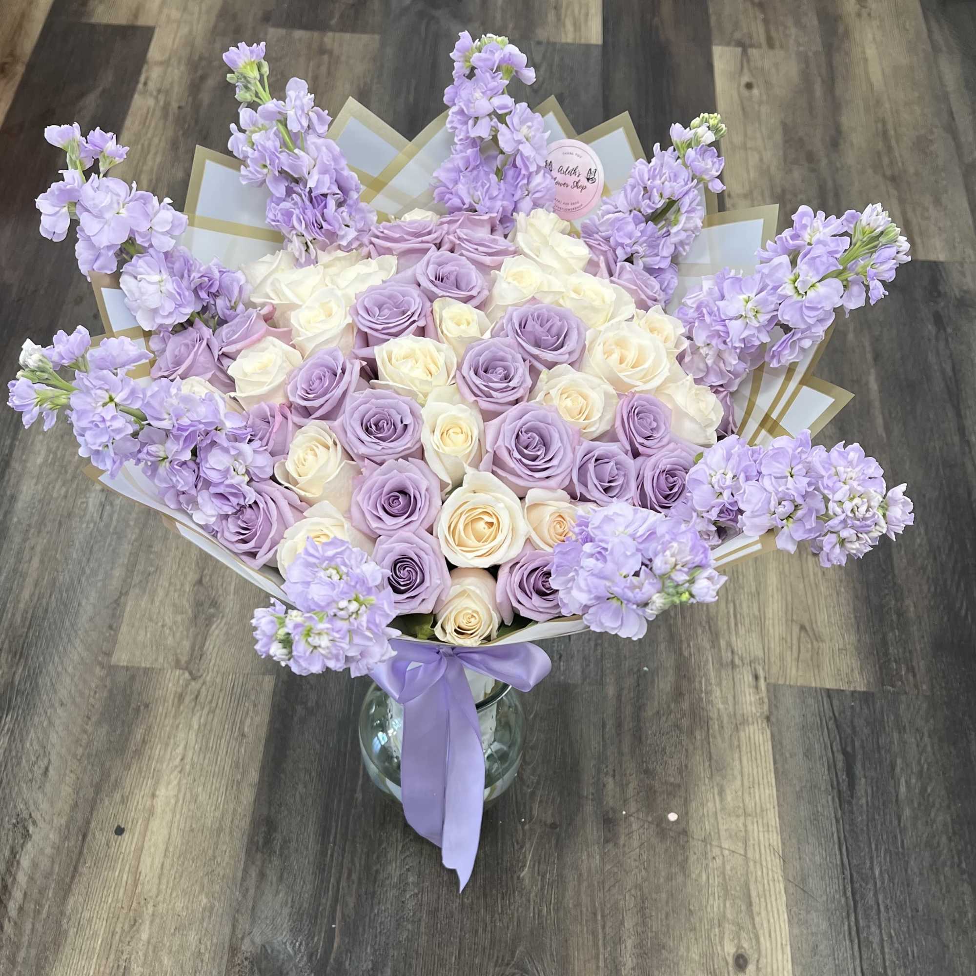 Buyer will receive 50 roses in total with snapdragon around 