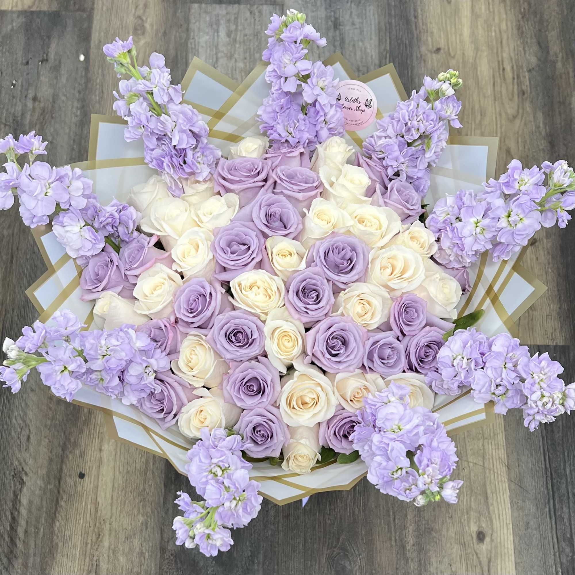 Buyer will receive 50 roses in total with snapdragon around 