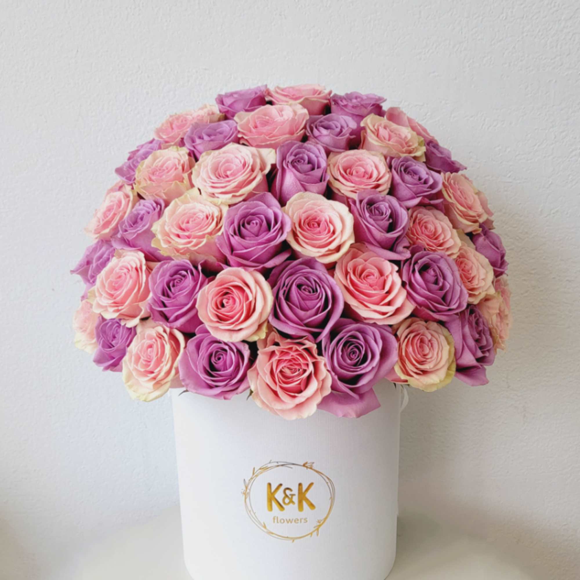 Large hatbox white, with pink and purple roses. 
The size of the Large hatbox white, with pink and purple roses. 
The size of the