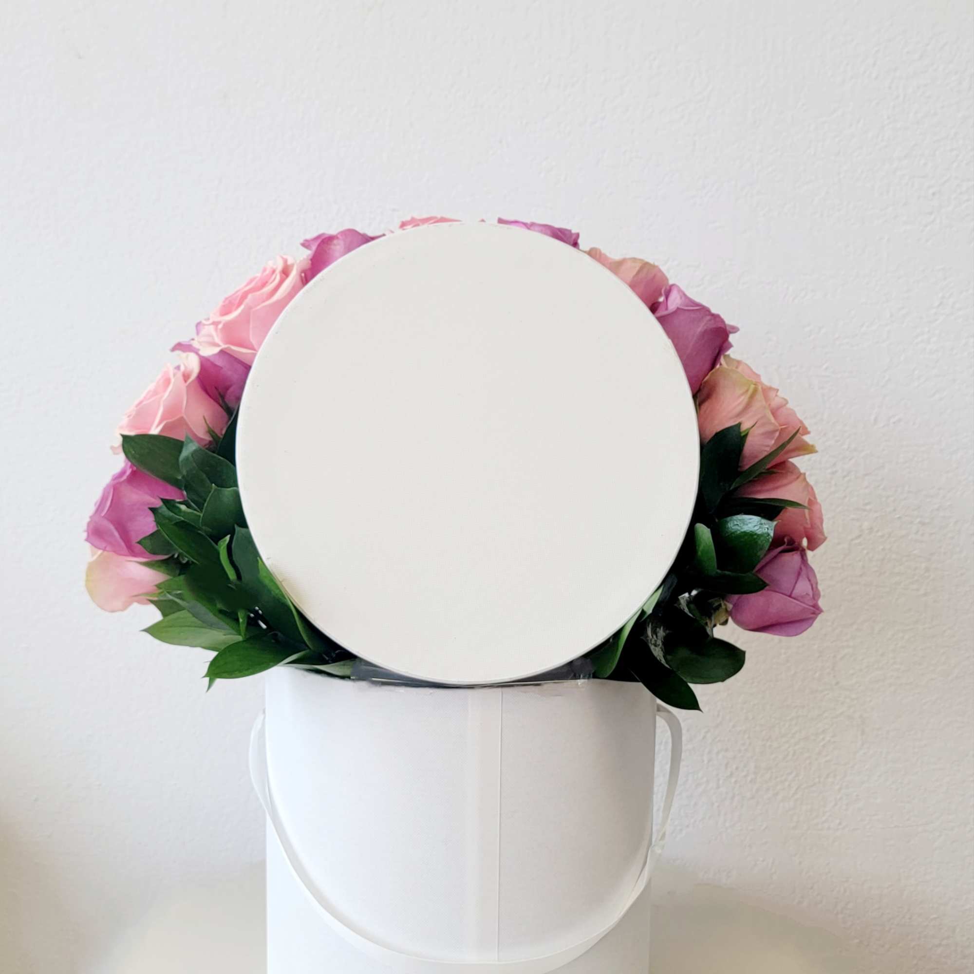 Large hatbox white, with pink and purple roses. 
The size of the Large hatbox white, with pink and purple roses. 
The size of the