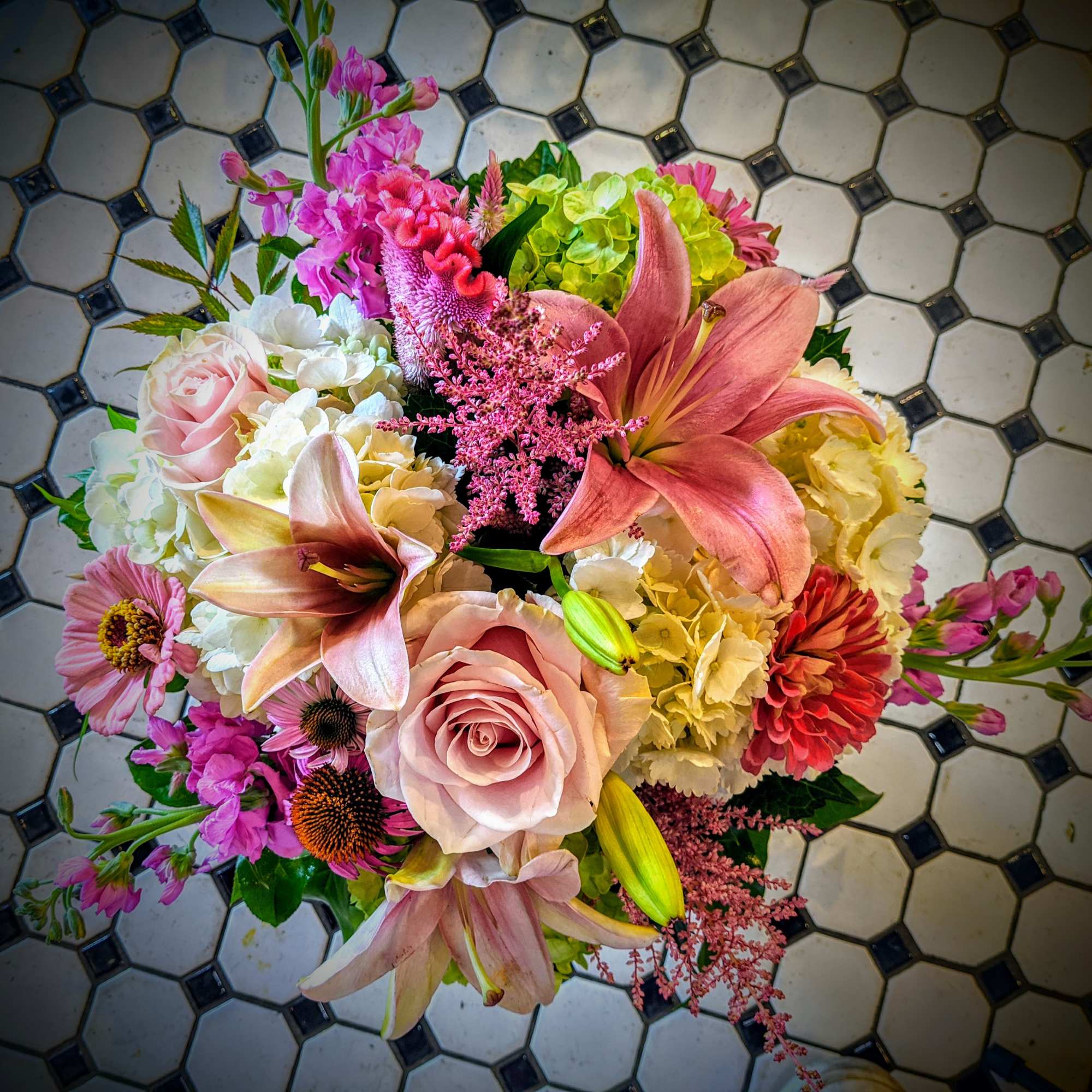 So pretty, this lush little arrangement, presented in a clear glass vase So pretty, this lush little arrangement, presented in a clear glass vase