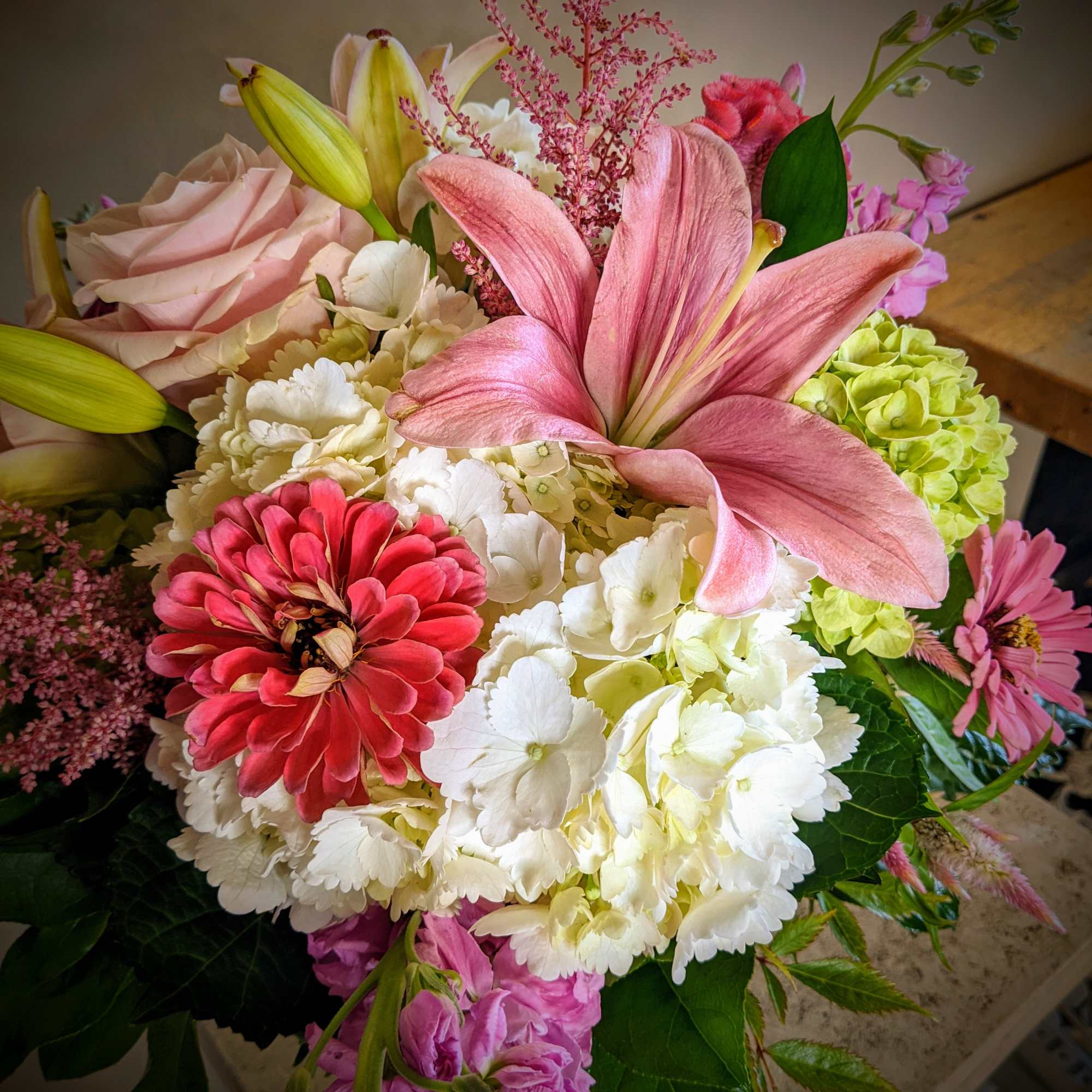So pretty, this lush little arrangement, presented in a clear glass vase So pretty, this lush little arrangement, presented in a clear glass vase